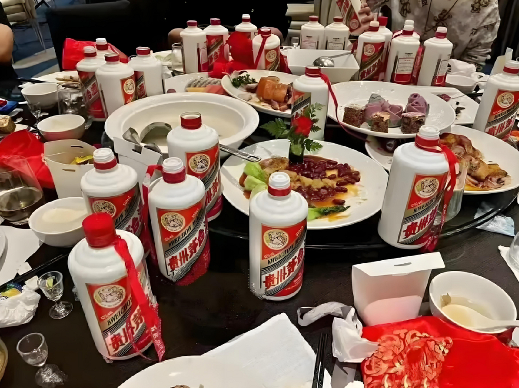 北京8位老师暑假聚餐,点18菜8茅台,看到账单后却傻眼了  北京一所大学