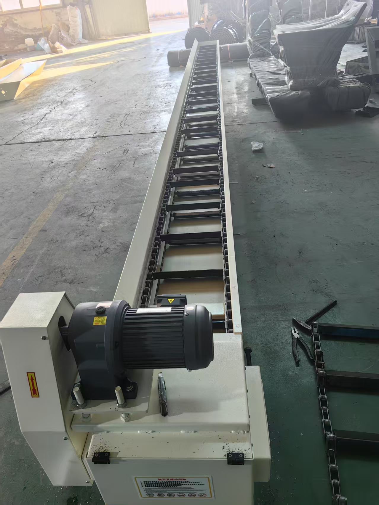 刮板排屑机按采用链条形式分为滚子输送链,模锻可拆链两种