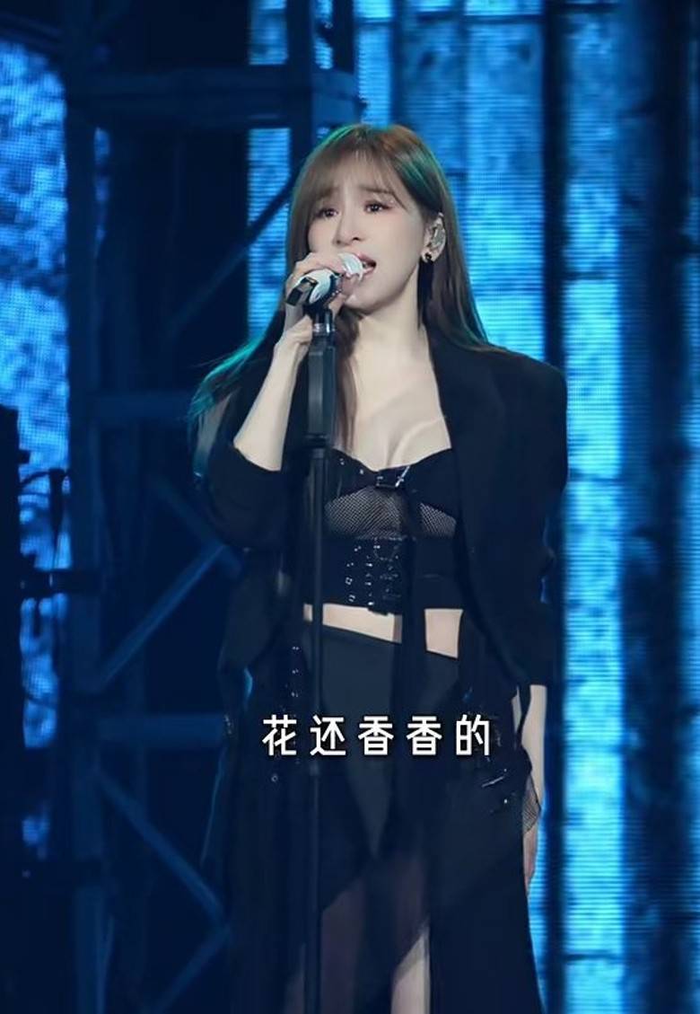 "甜心教主"王心凌广州开演唱会难得性感穿着 胸前全透视似足真空