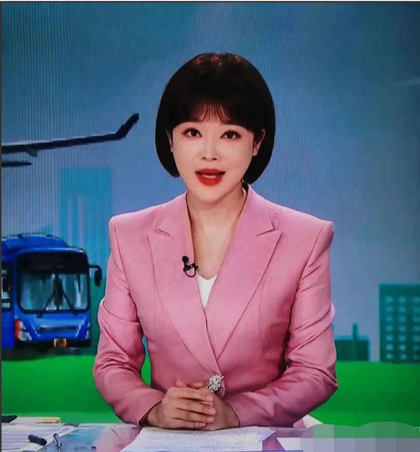 这也是一位中央一姐,五官精致美艳,身材凹凸有型,发型