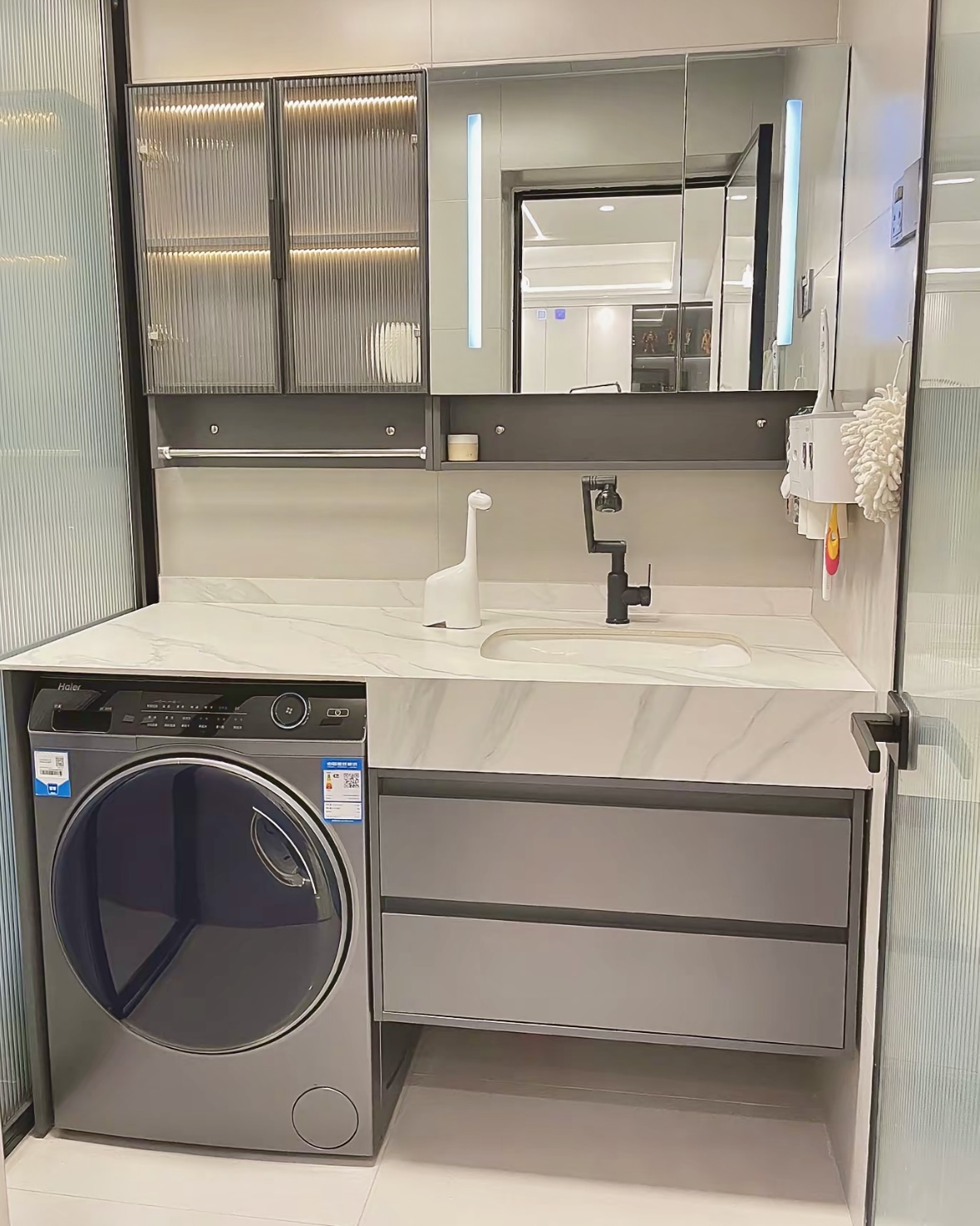讲真的,将洗衣机嵌入干区洗漱台,实用又省空间!