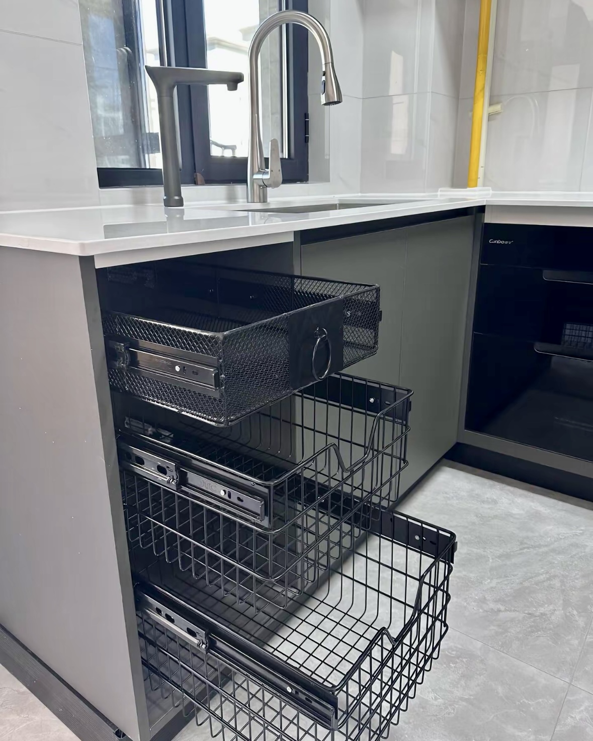 橱柜预留一个果蔬拉篮太实用了,方便清洗的同时还不占台面空间!