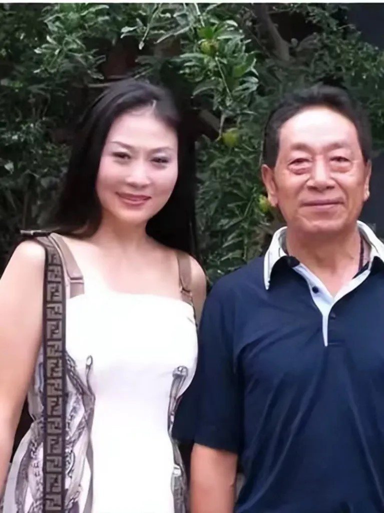 王奎荣如今已经老成这样,再婚抱到小37岁小老婆,69岁的他还在坚持拍戏