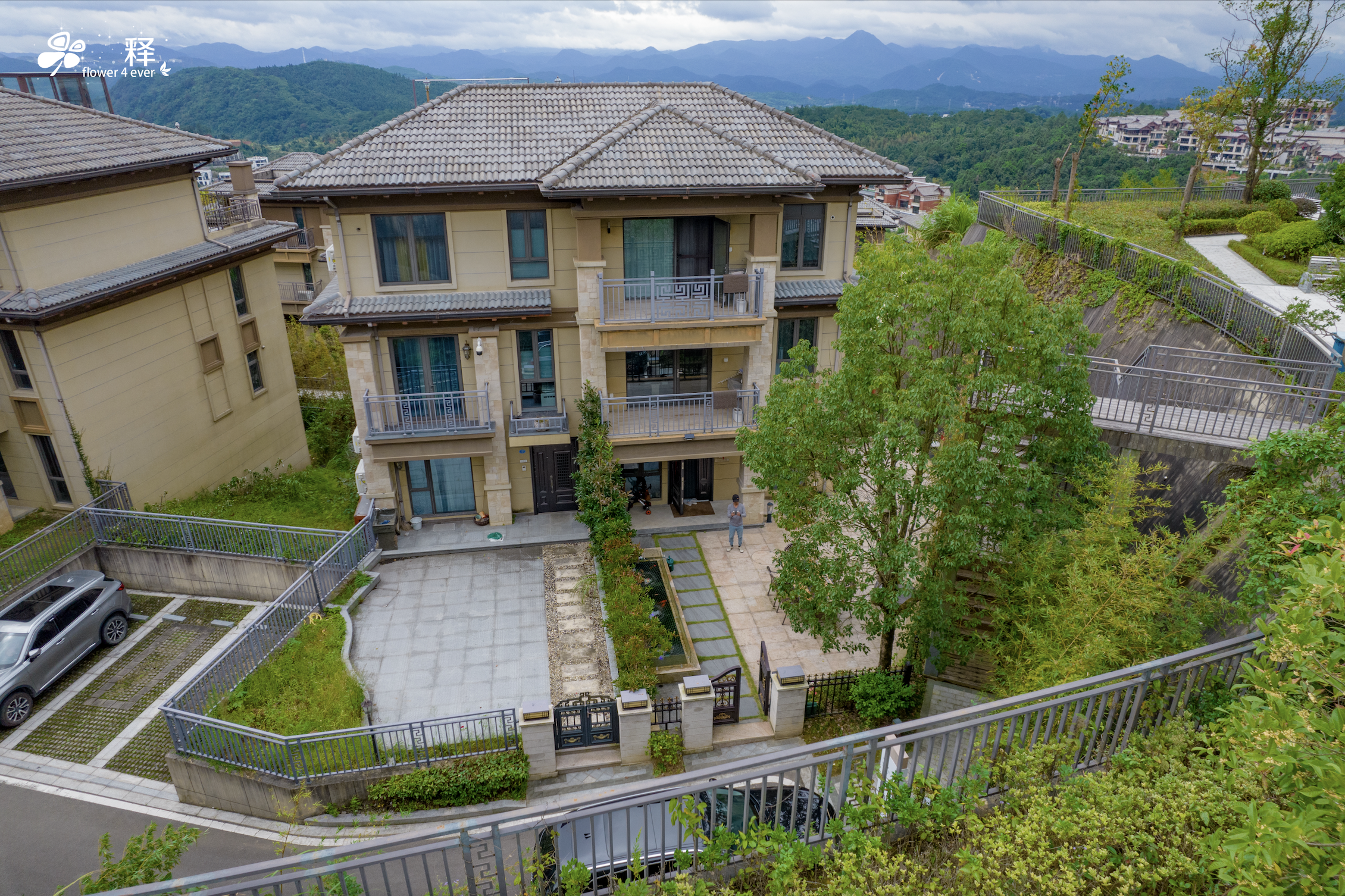 这边是叠屏别墅,海拔约620米