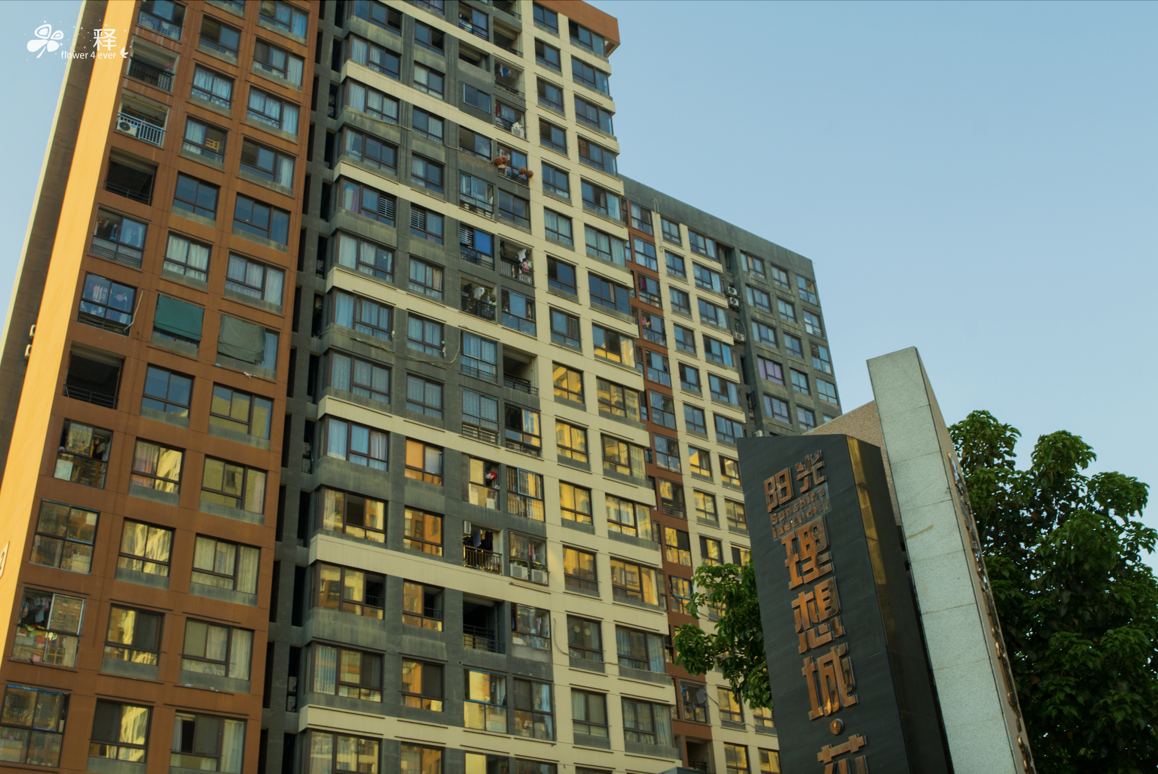 开发商到了现在都岌岌可危,购房者稍微晚点买的现在都套住了,唯有拆迁