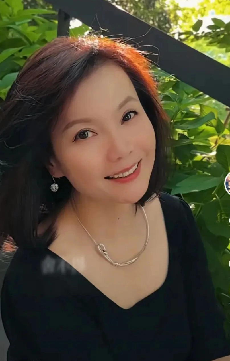 "  6月7日晚上,知名女歌手周冰倩在社交媒体上开直播啦