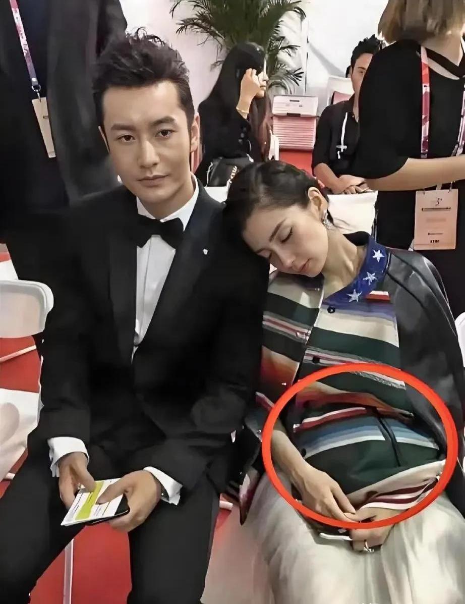 近日有网友翻出杨颖孕期旧照引发讨论,照片里孕期的她仅靠在黄晓明肩