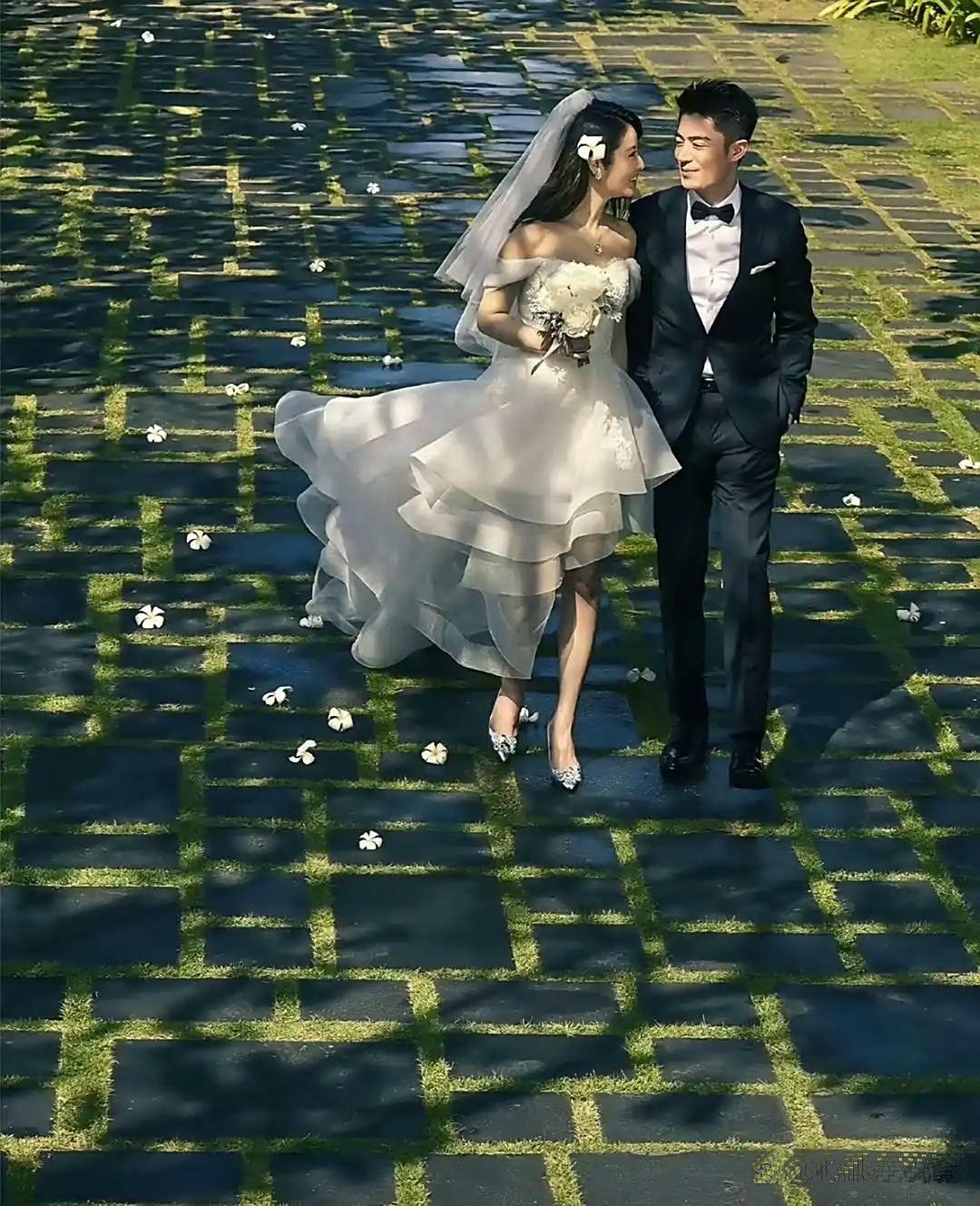 我的天呐,谁能想到当年林心如和霍建华婚礼上那张合照的含金量这么高!