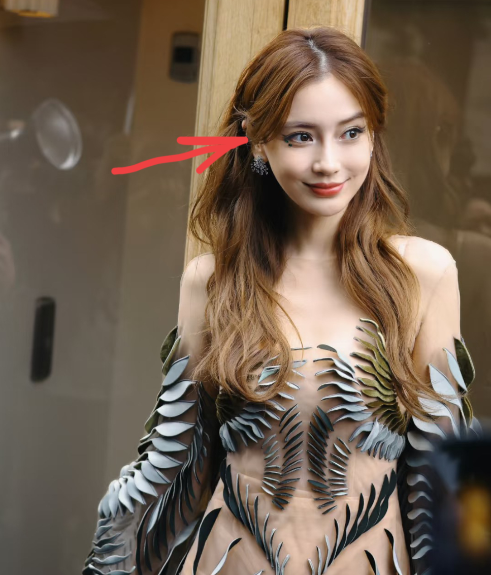 是没穿裤子吗杨颖隐形护弟宠弟细节曝光杨颖旧照杨颖泳的纹身杨颖丑照