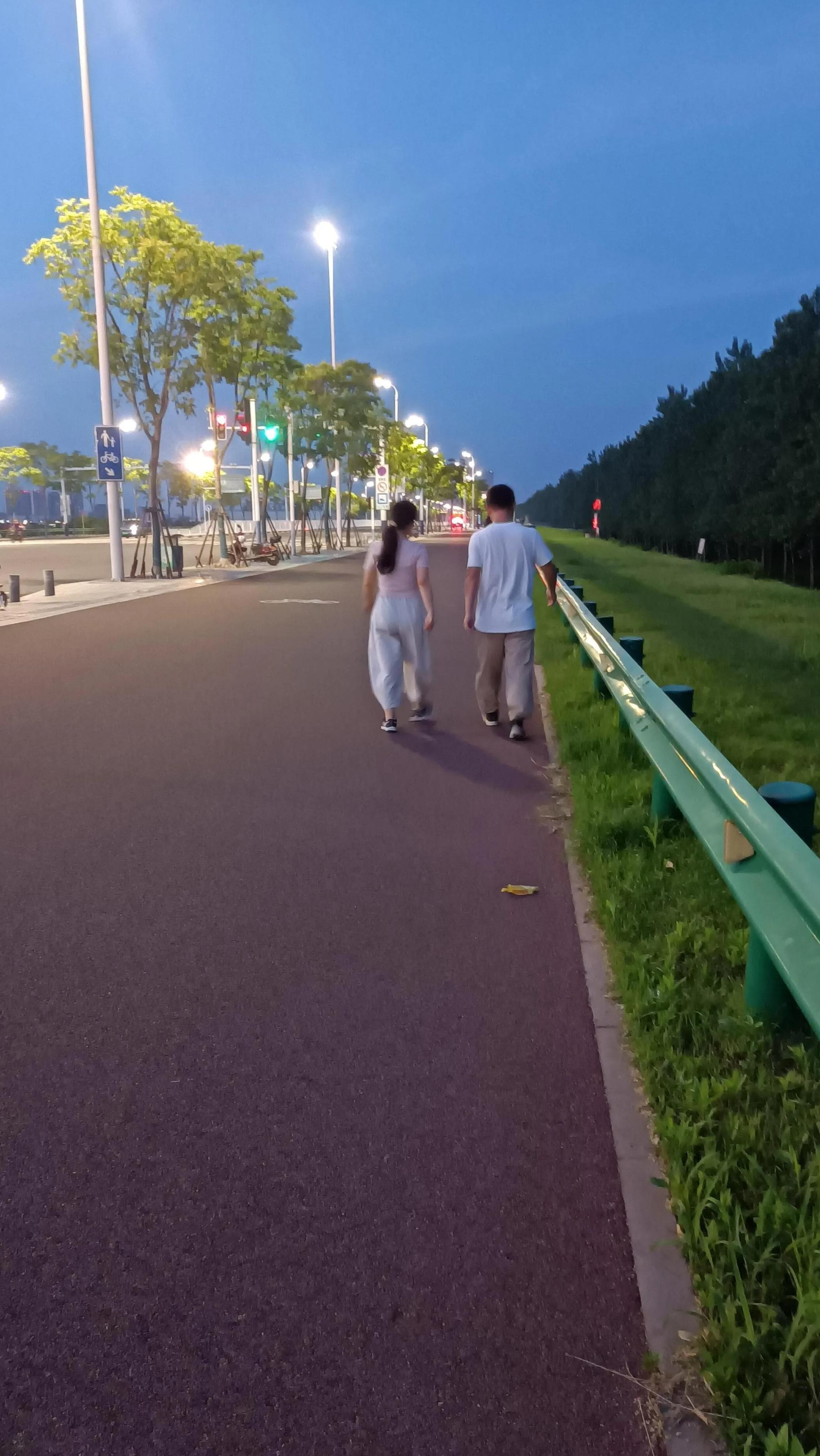 了 刚提离婚时她兴奋说要自由现在却满心后悔