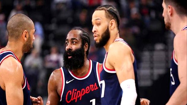 加时末段洛杉矶快船队长鼓劲圣安东尼奥马刺围绕NBA总决赛远射贴柱，现场解说直呼：风云突变犹他爵士今夜豪取连胜