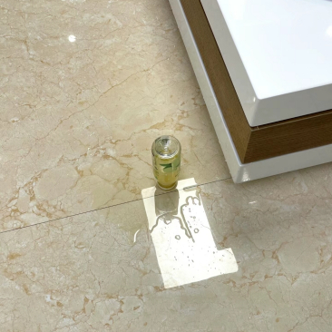 起身不小心打翻了放在桌子上的饮料,万幸的是没有全部倒掉,这下该怎么