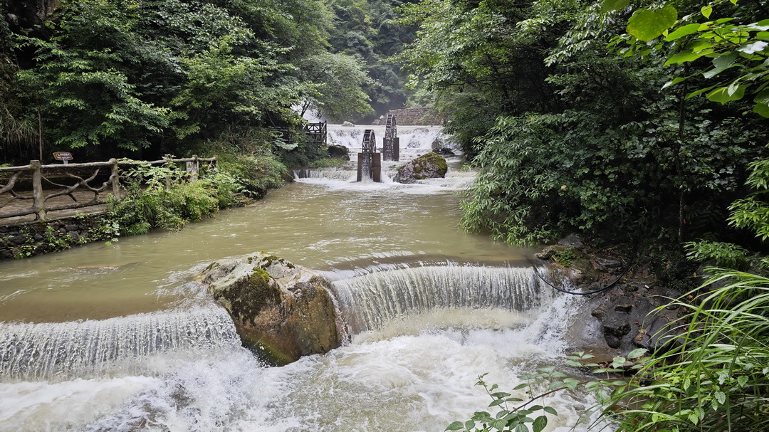 佛宝山位于湖北省恩施州利川市,属于巫山余脉,是清江和郁江"两江"的