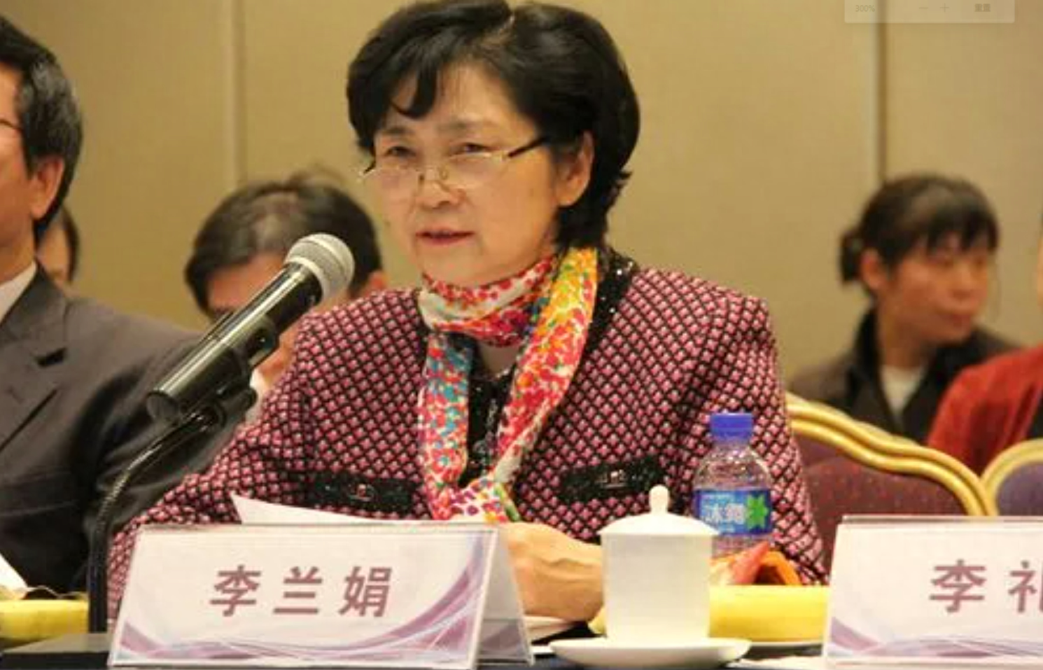 1970年深秋,浙江医科大学门口,23岁的李兰娟紧握着帆布书包站在校牌前