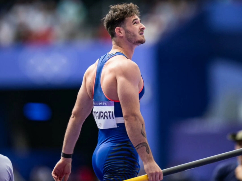 21岁的法国田径运动员安东尼·阿米拉蒂,在本届奥运会撑杆跳比赛中