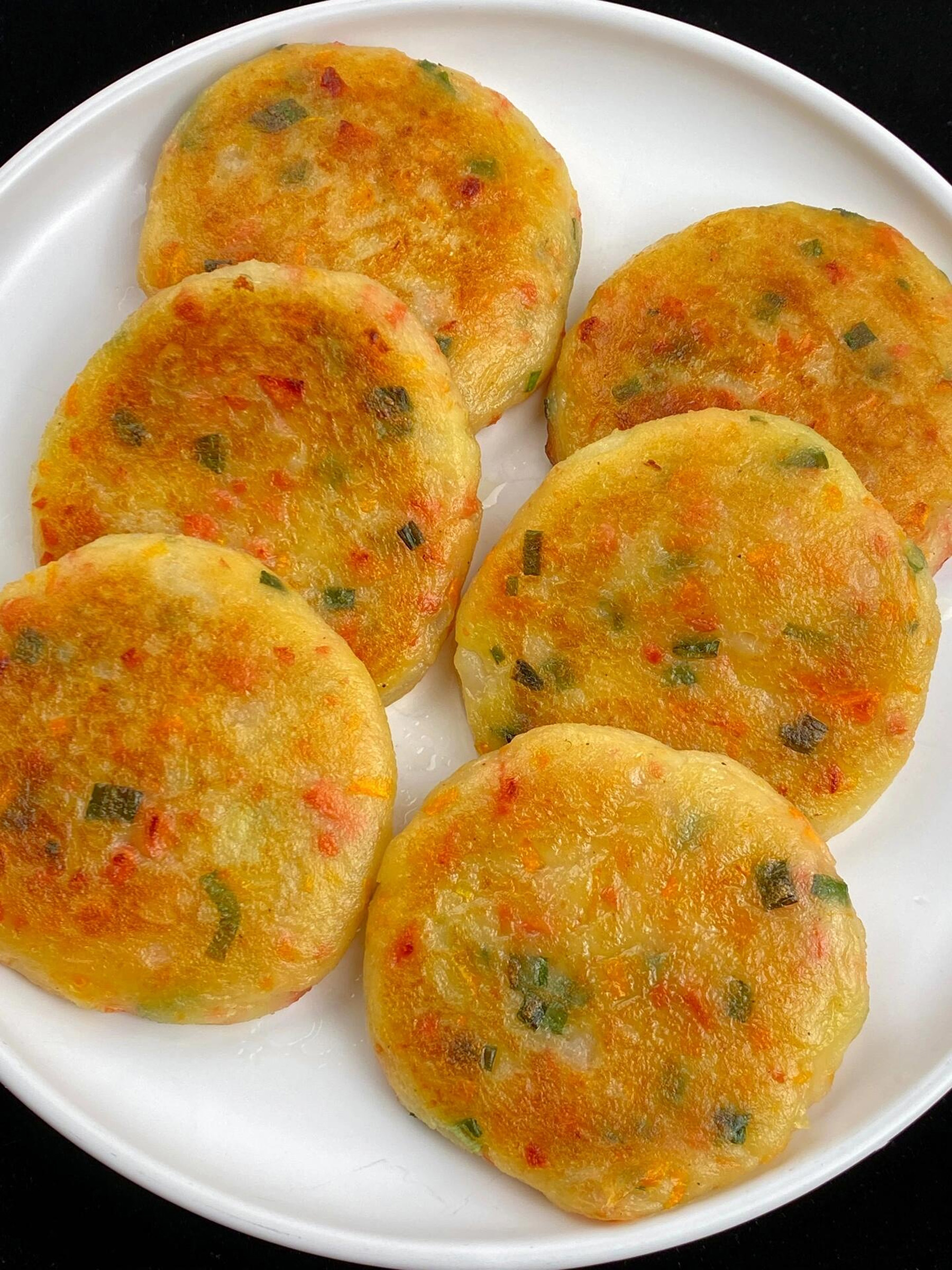挑战每天做5道美食,今天是第6天 1土豆饼 2鸡蛋菠菜饼 3香煎鸡胸肉片