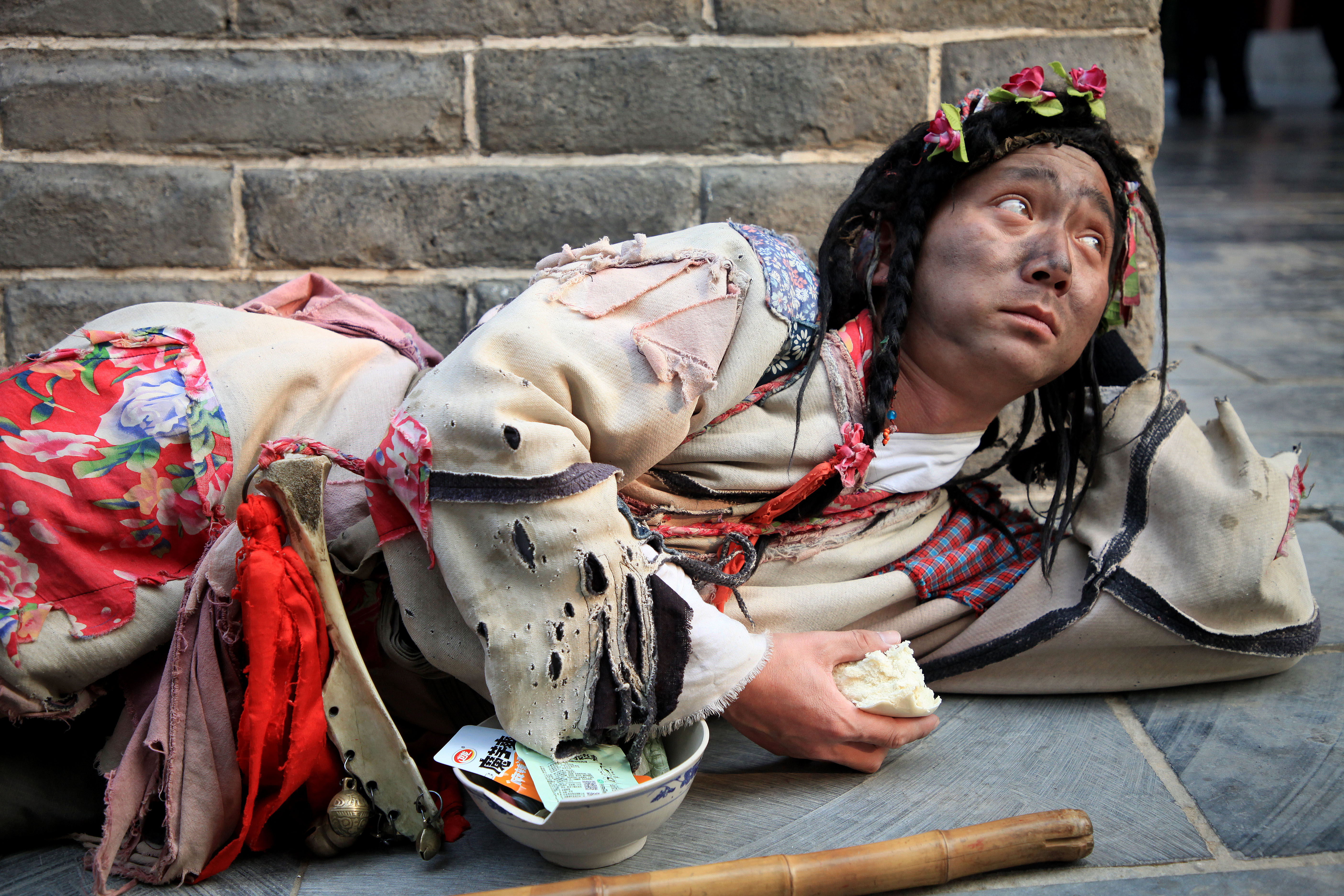 街头,有记者采访一位乞丐:"你有手有脚,为什么不去找一份工作呢?