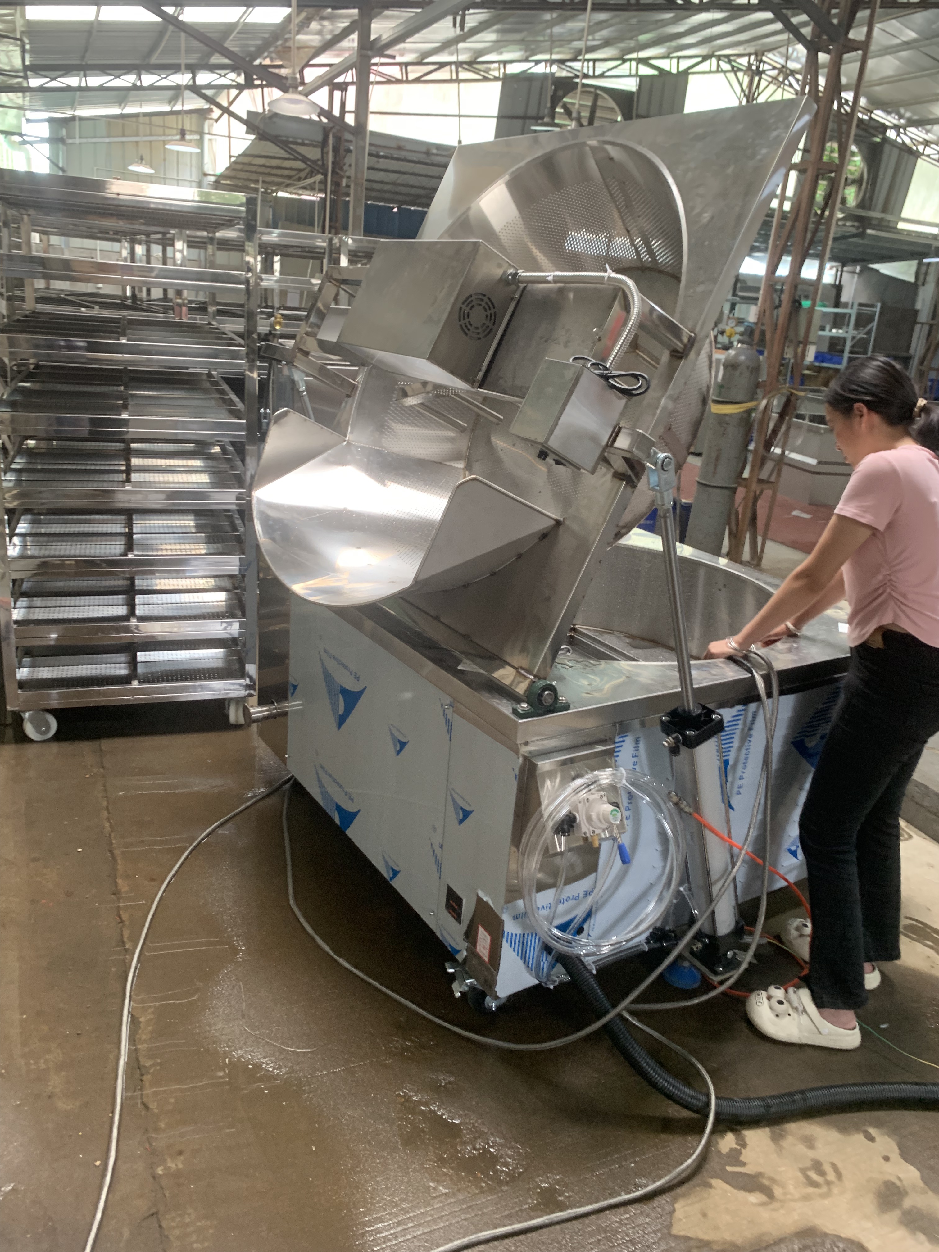 该系列包含十余种细分机型,从基础款翻斗式油炸锅到配备变频控温系统