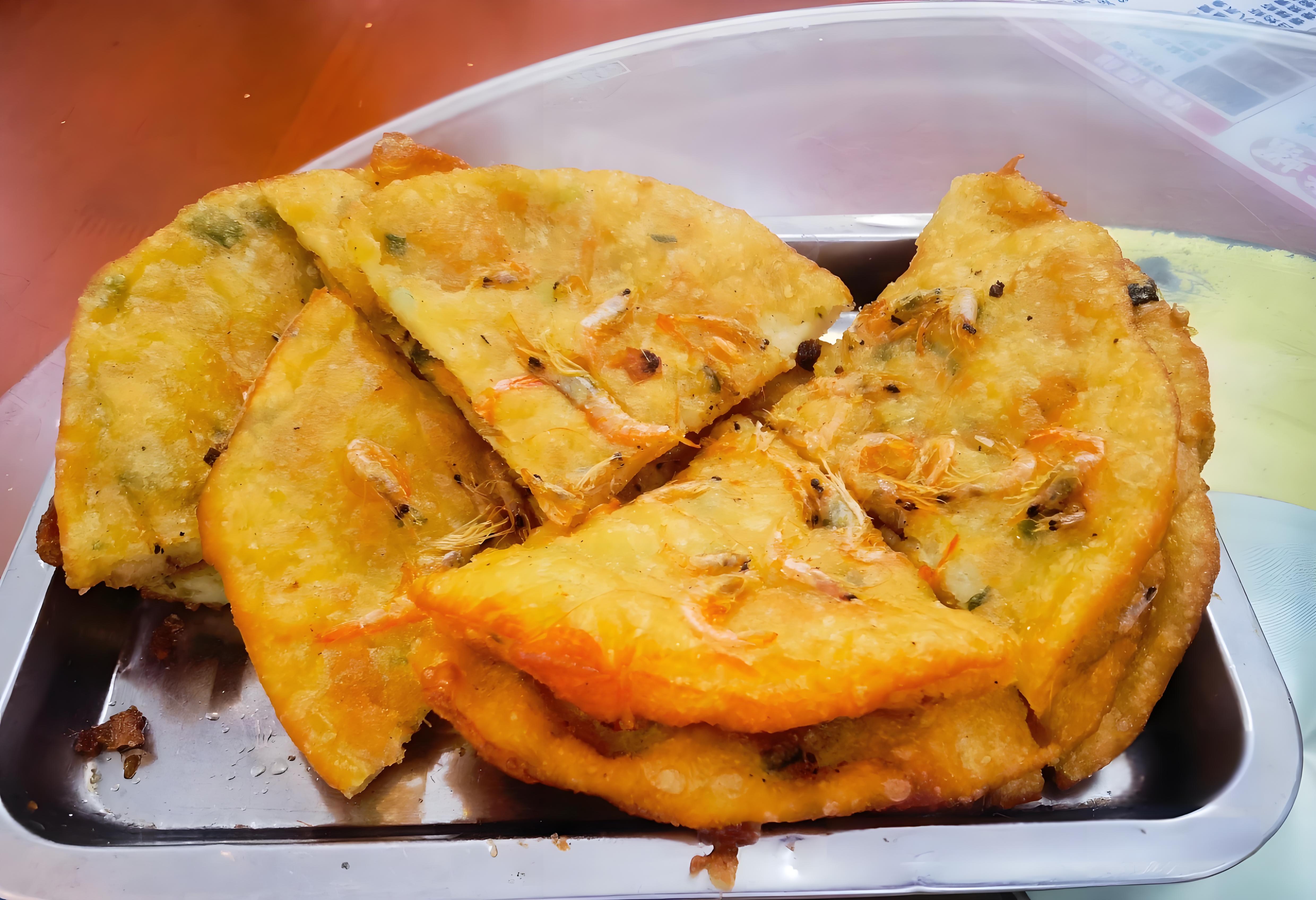 北海的三种美食推荐: 北海虾饼:作为北海的特色美食之一,虾饼口感酥脆