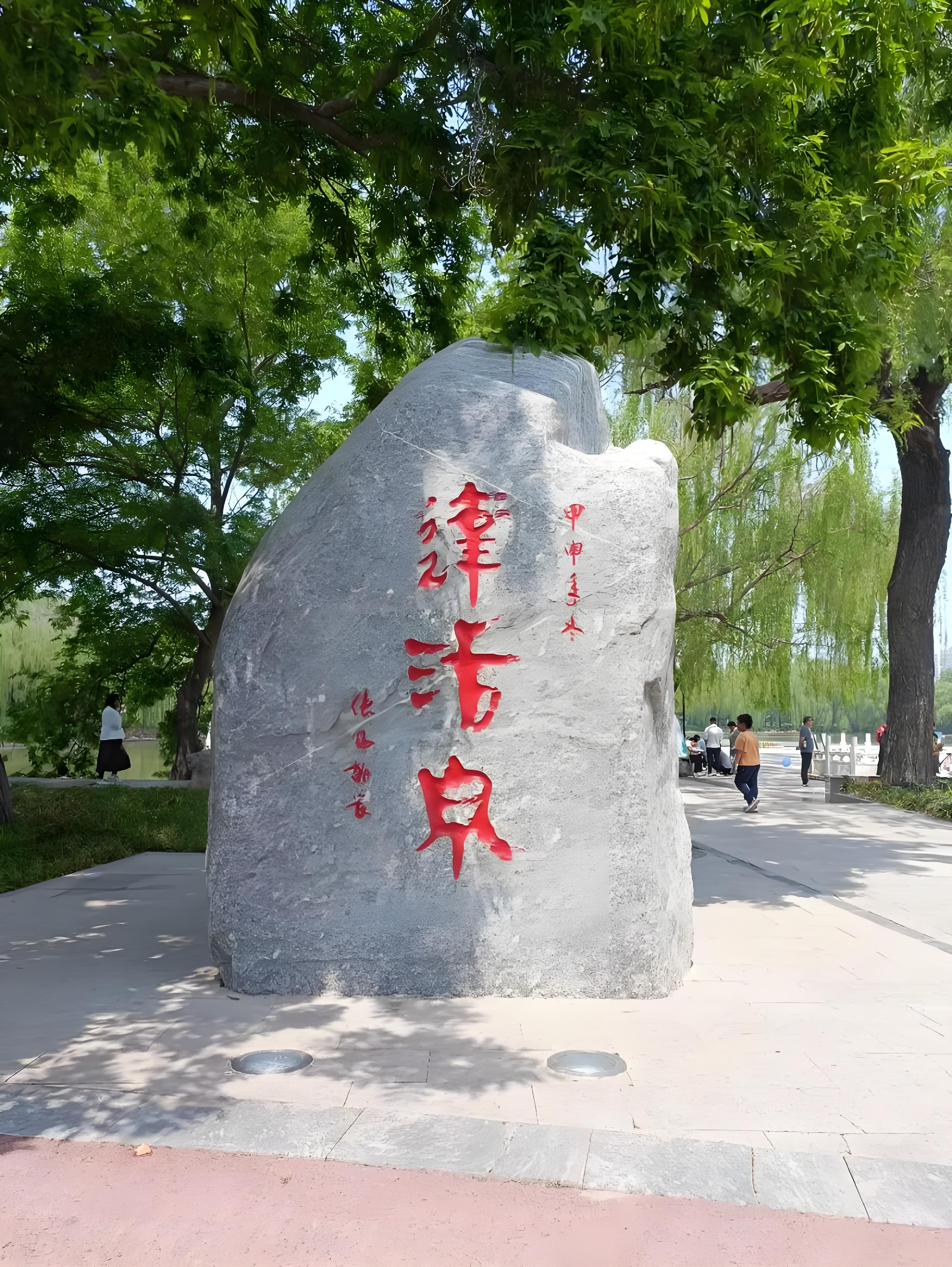 达活泉公园:以泉水闻名,是一座古典园林风格的公园,园内有大片的湖泊