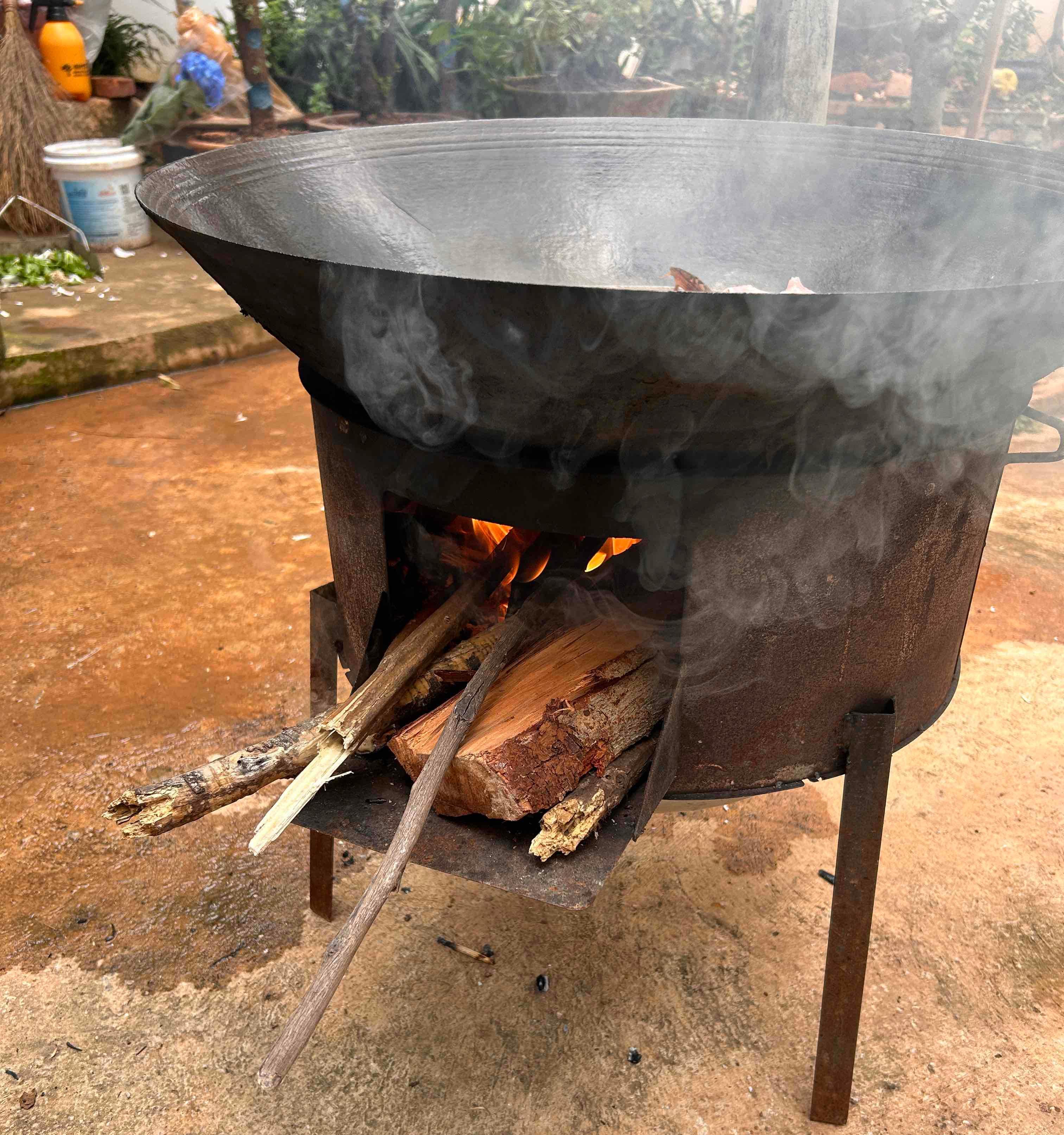 一天烧柴火,烟熏得眼睛酸涩,生活虽艰苦但食材新鲜自然.相比城市许