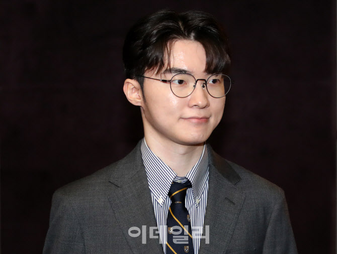 faker在"2024年全球创新未来对话"上发表主题演讲