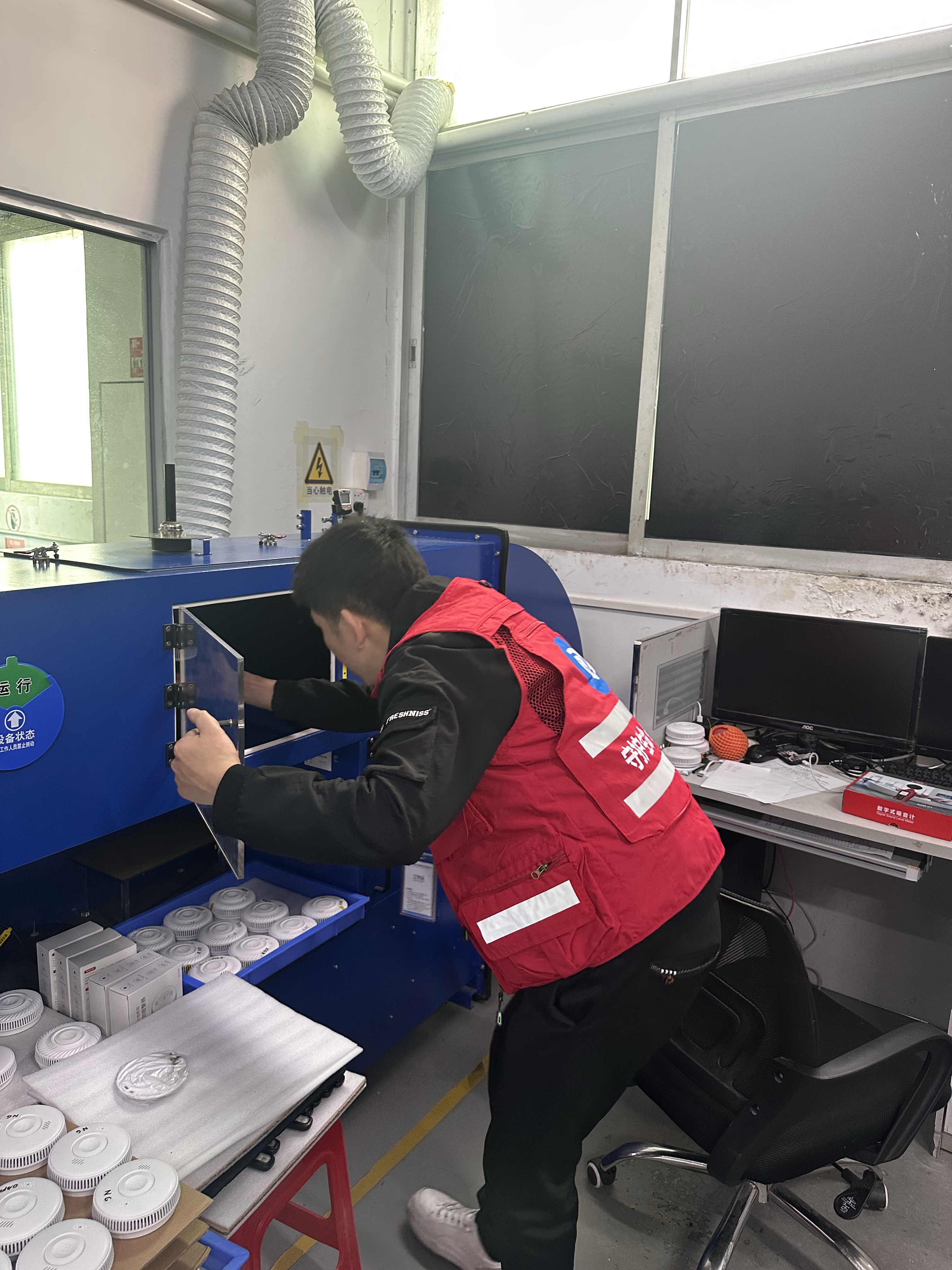 他们仔细检测每一台设备,查看是否存在安全隐患,确保设备稳定运行