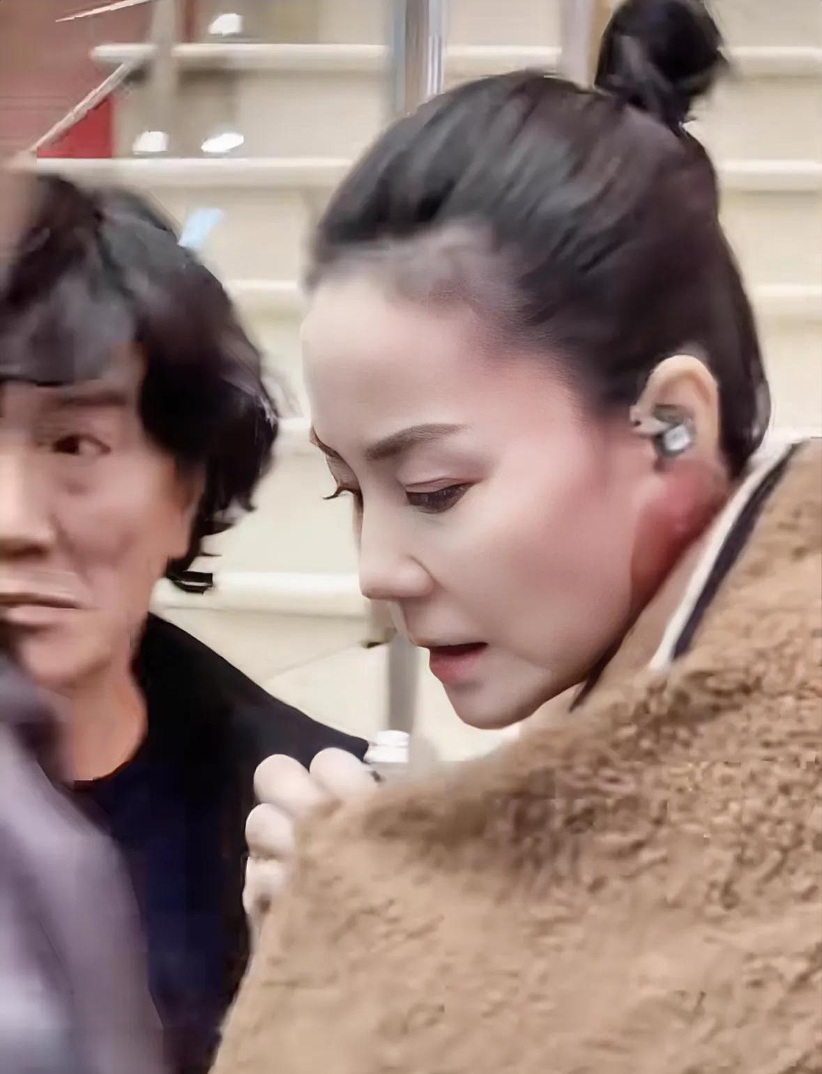 但后台近距离仍然可以看出一些岁月的痕迹脸有点垂了鼻唇沟也深了