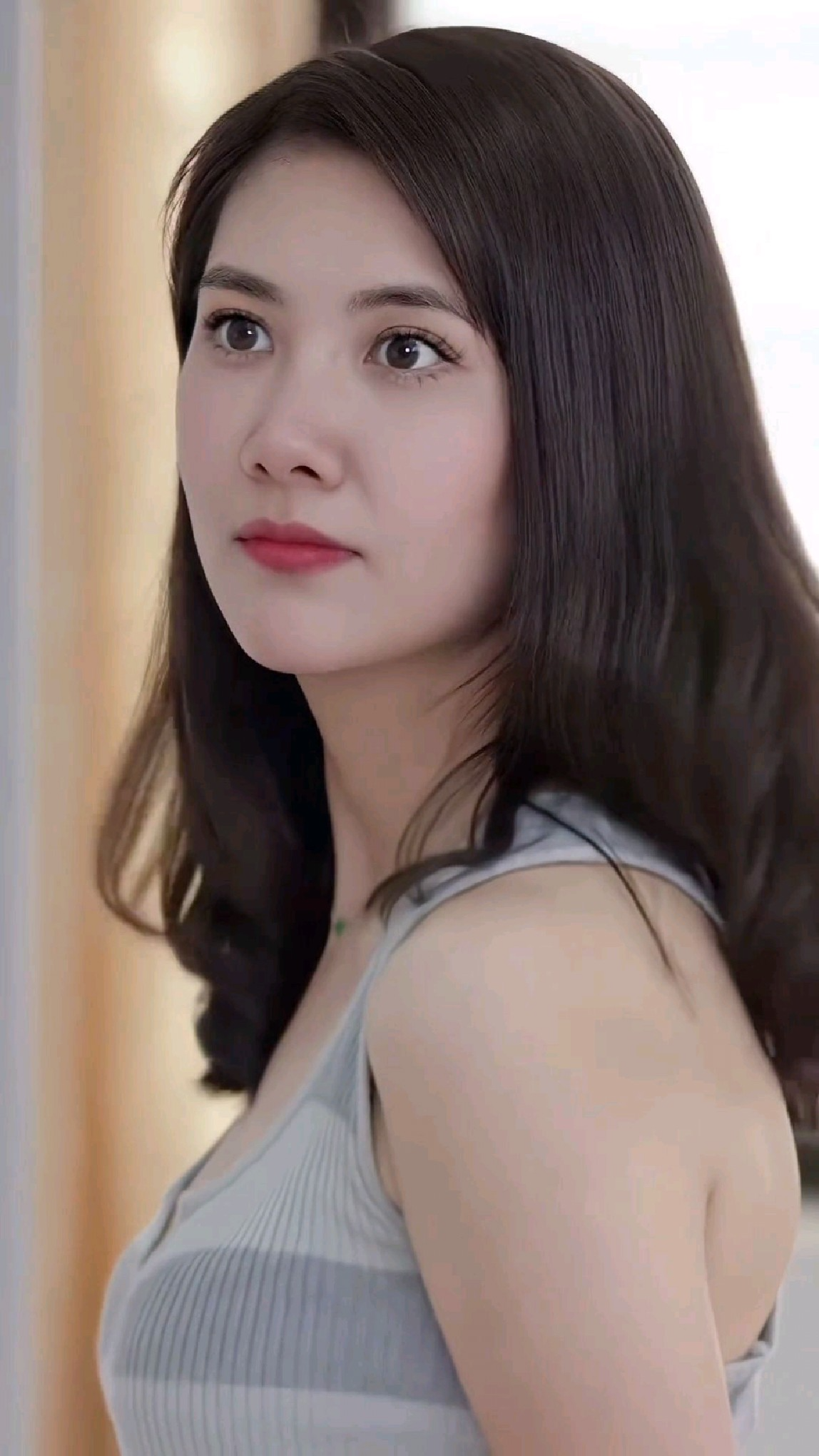 边潇潇是中国内地优秀女演员,2002年出演电影《荷香》进入影视圈