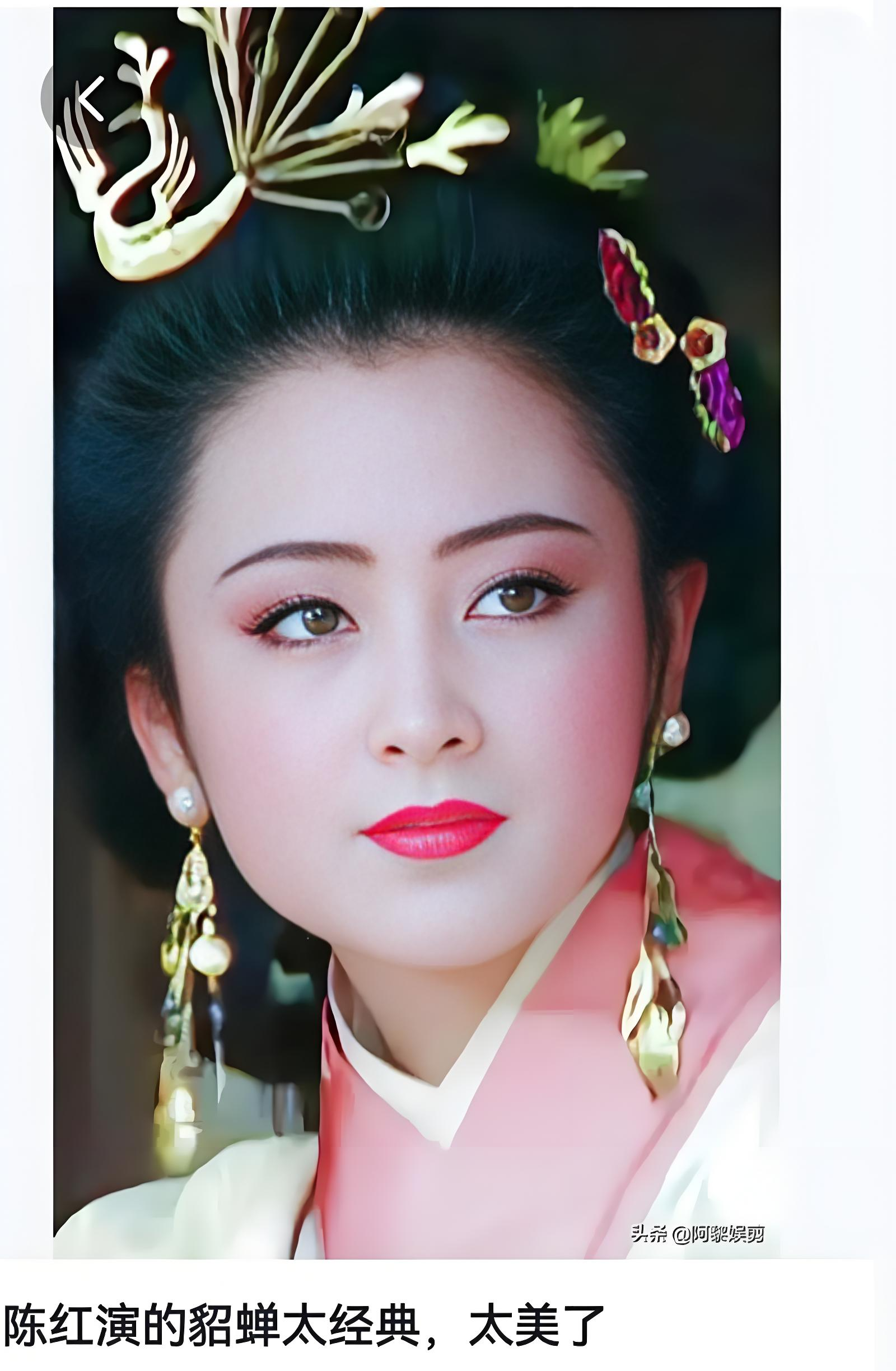 她身着古装,发髻高挽,眉眼含情,一颦一笑尽显貂蝉的柔美与妩媚