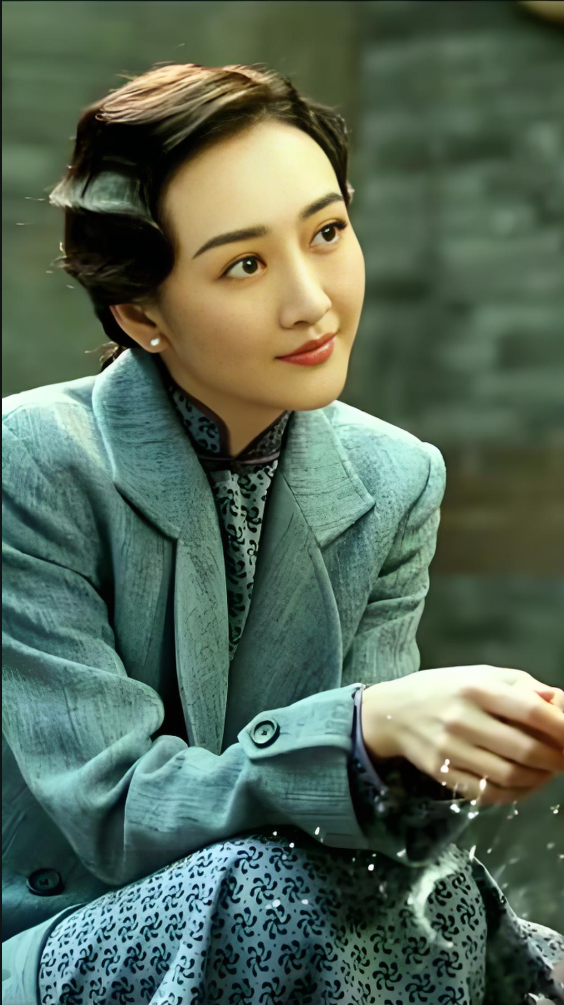 在电视剧《伪装者》中,王鸥饰演的"汪曼春"一角展现了惊人的角色成长