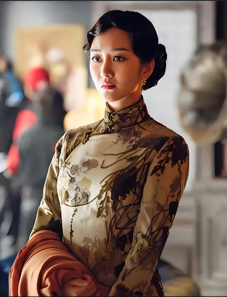 在电视剧《伪装者》中,王鸥饰演的"汪曼春"一角展现了惊人的角色成长