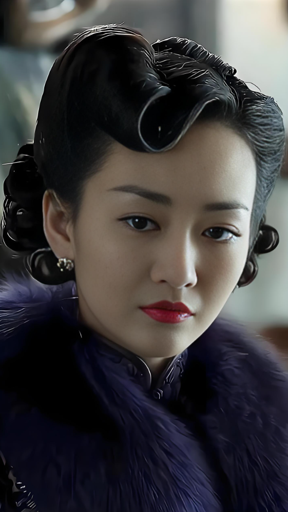 在电视剧《伪装者》中,王鸥饰演的"汪曼春"一角展现了惊人的角色成长