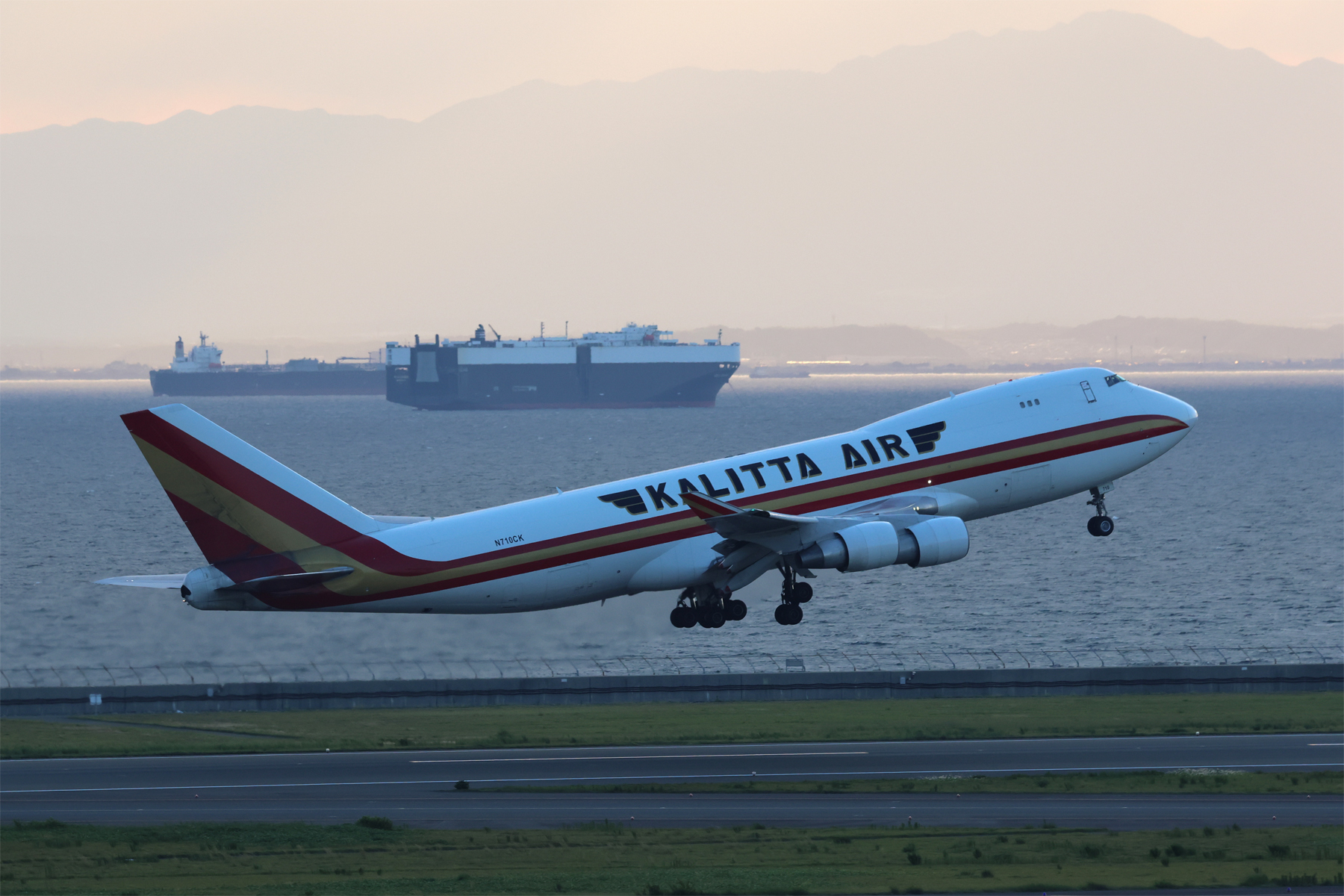 美国卡利塔货运航空公司一架波音747货机从日本中部国际机场起飞