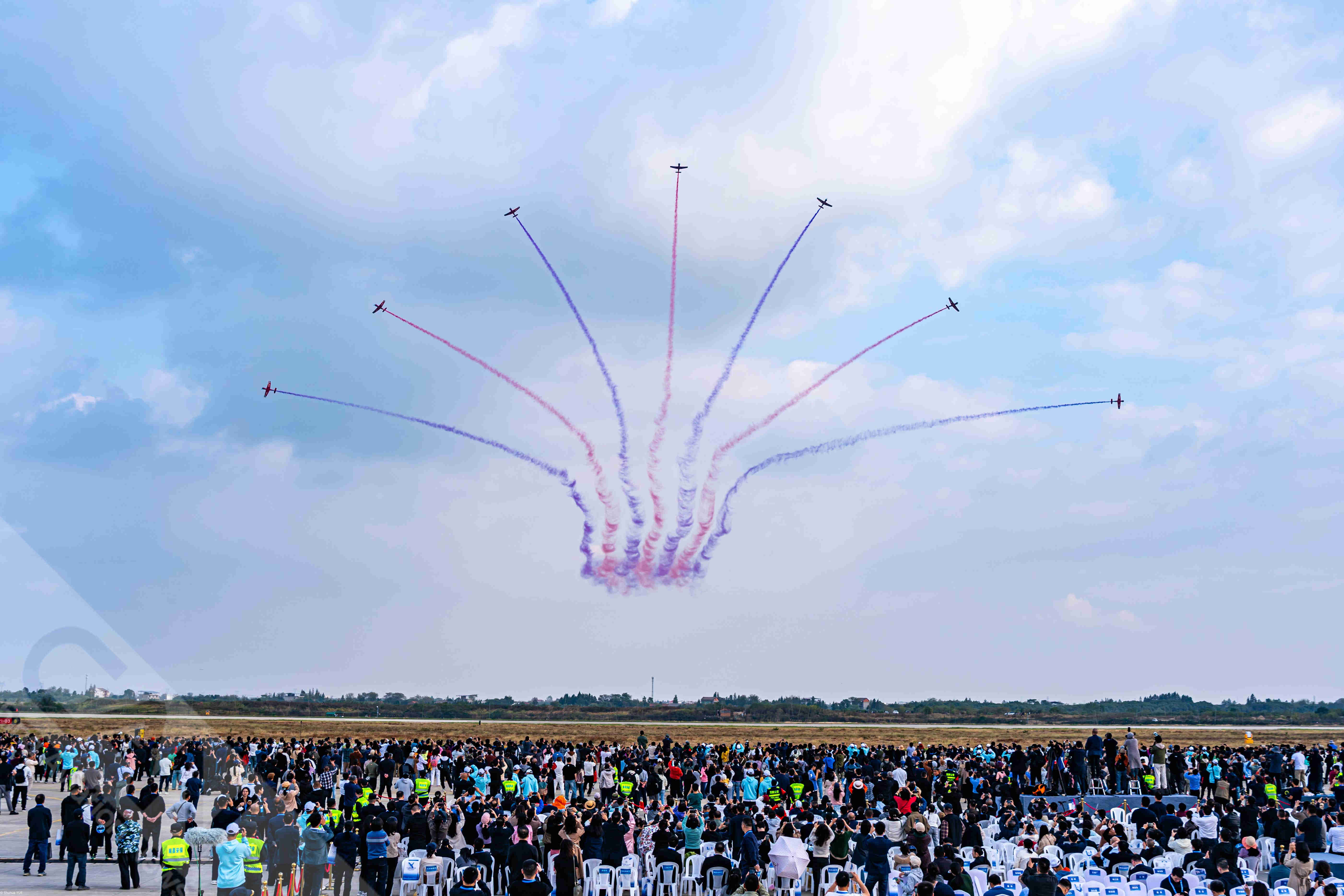 一组图回顾南昌飞行大会,感受现场人山人海的火爆氛围,解锁摄影师捕捉