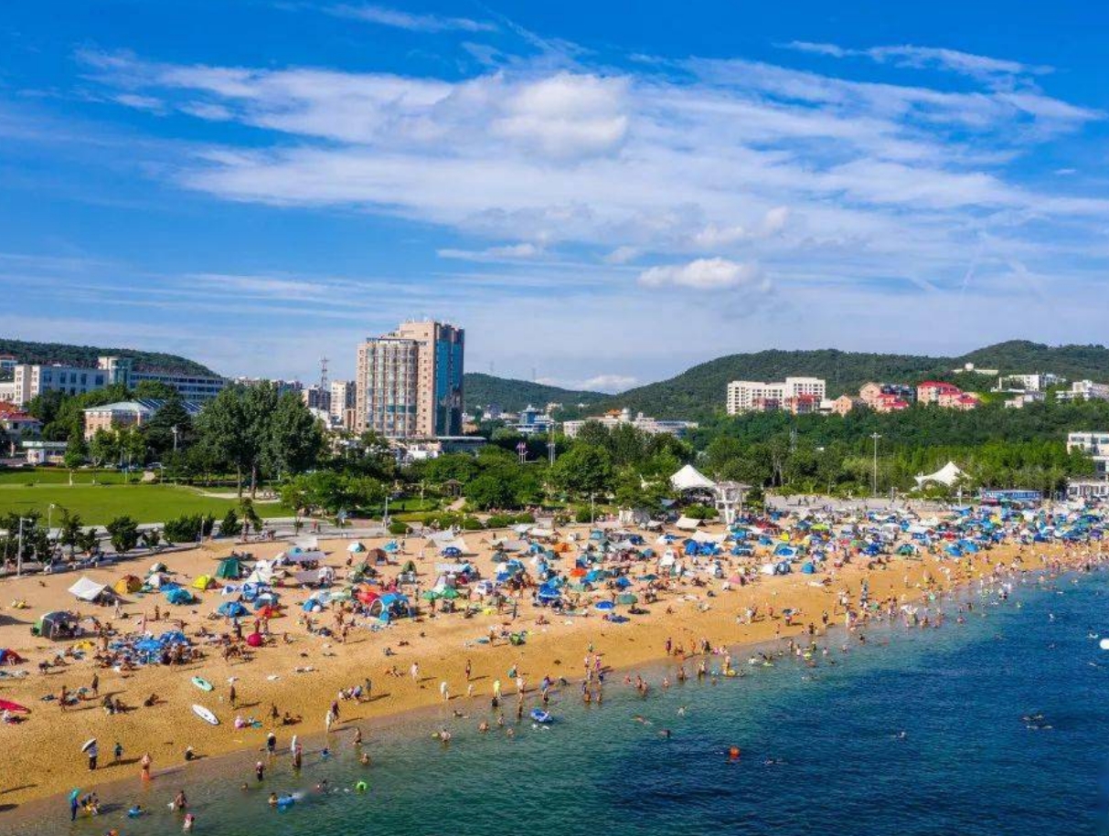 " 近日,在山东青岛一海水浴场,小女孩十分冷静地和民警交流