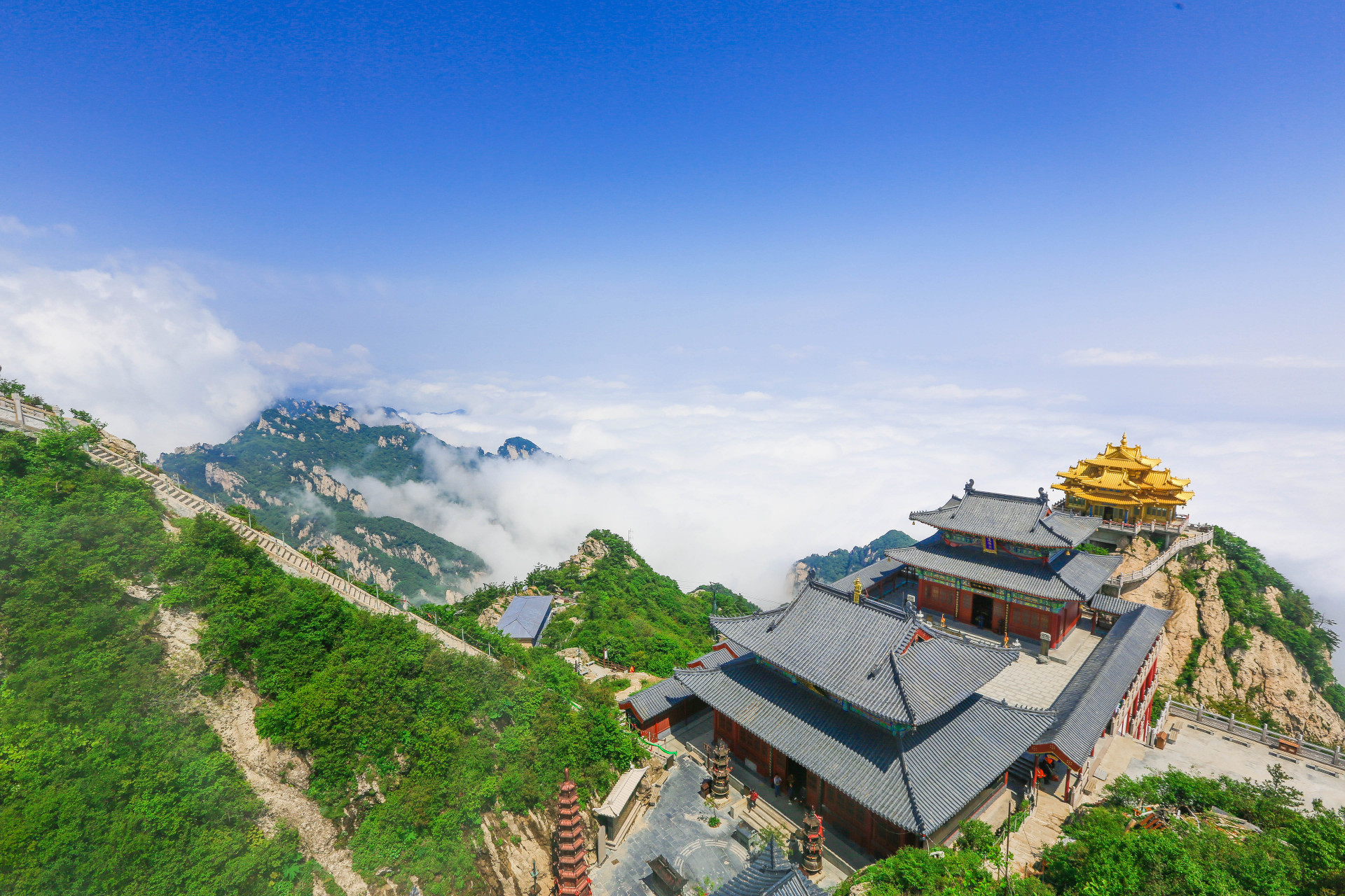 夏日闪光旅行家#登上老君山山顶,眼前的景色让人惊叹不已.