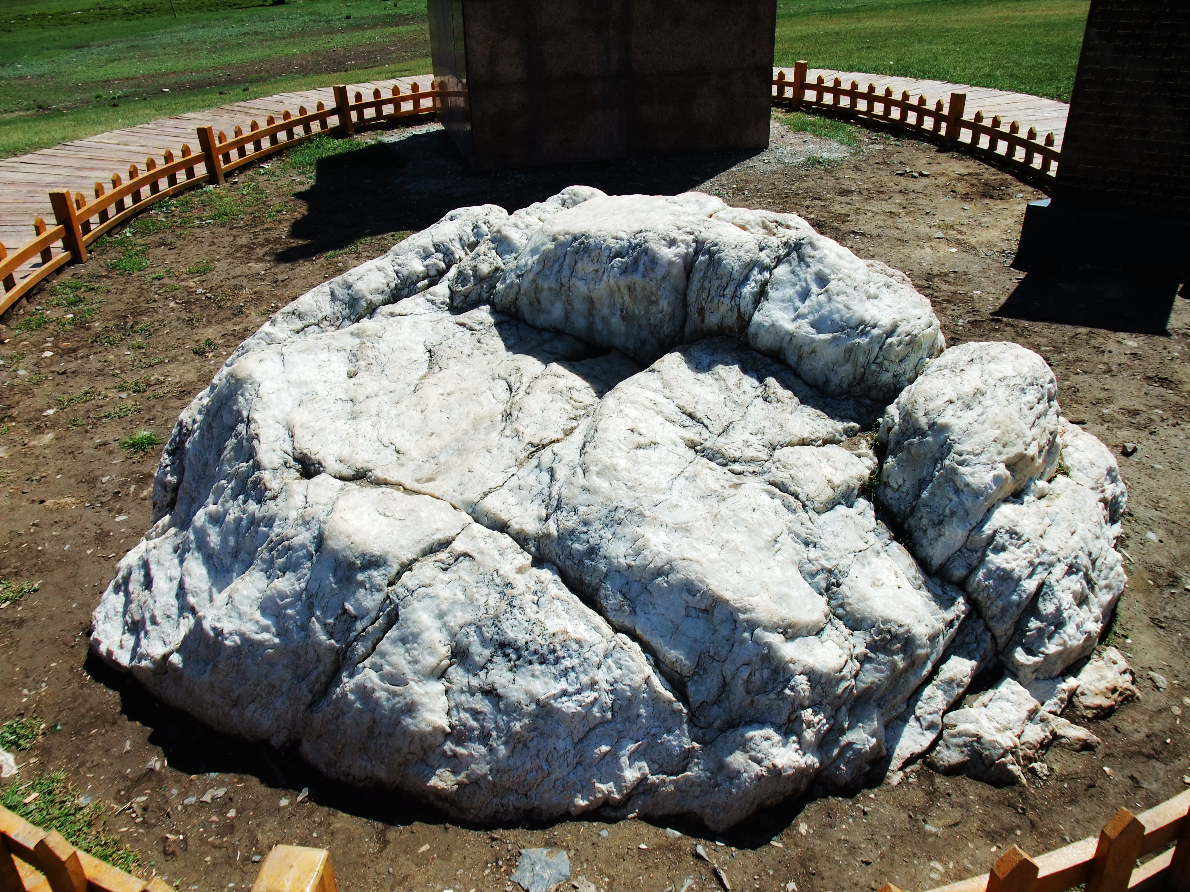 风光哈密白石头景区图片哈密白石头景区哈密白石头风景草地上的白石头