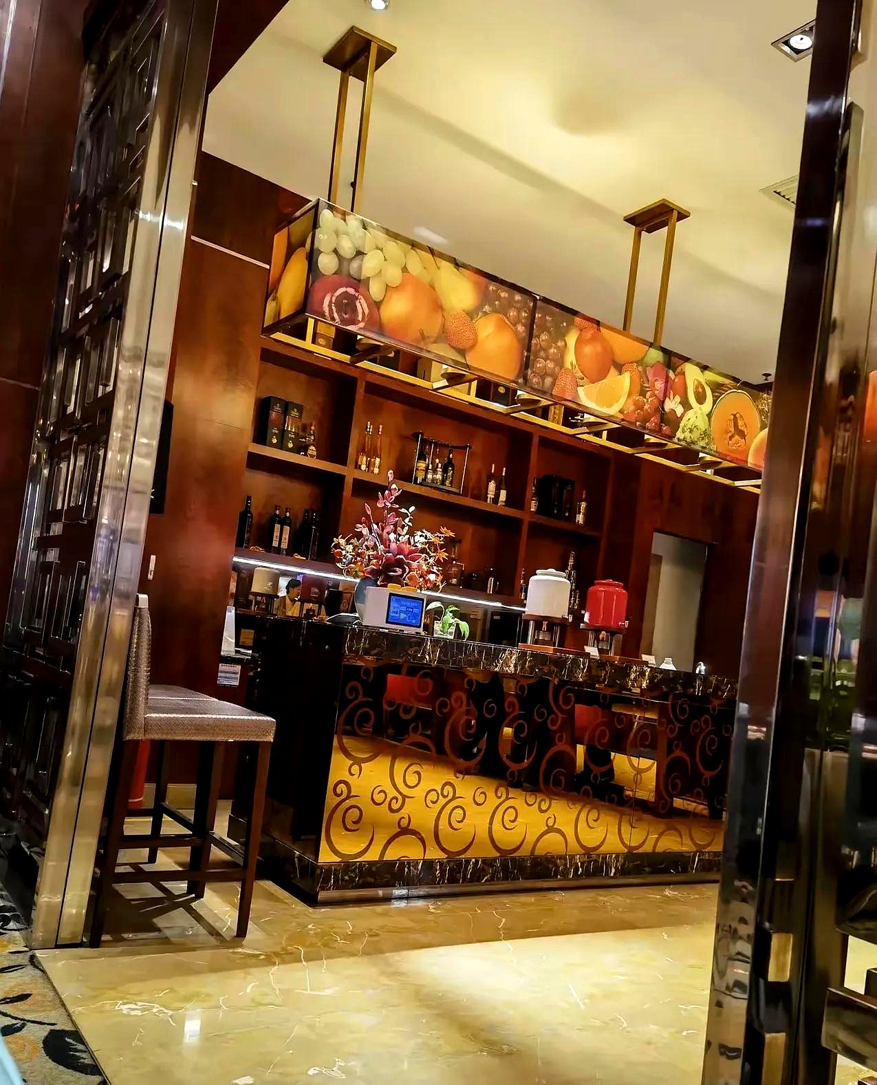 昨天晚上,我和几个认识的人一起吃饭