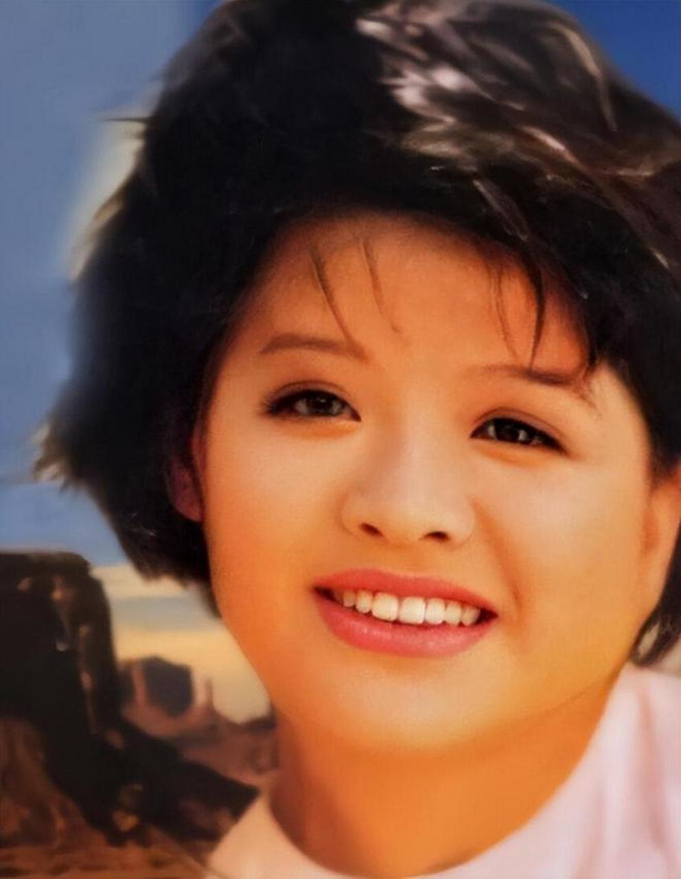 那时的韩红,穿着军装,肤白貌美,身材纤细,青春活力四溢.