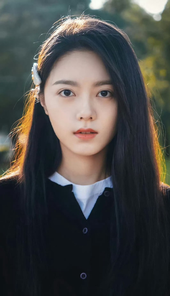 活动现场,赵今麦身着精心设计的礼服,妆容精致,举止优雅大方.