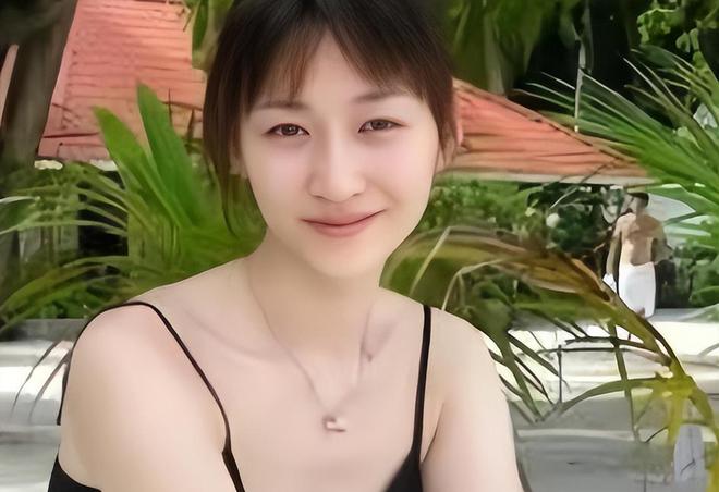 在娱乐圈中,李小冉是一位独特而耀眼的存在.