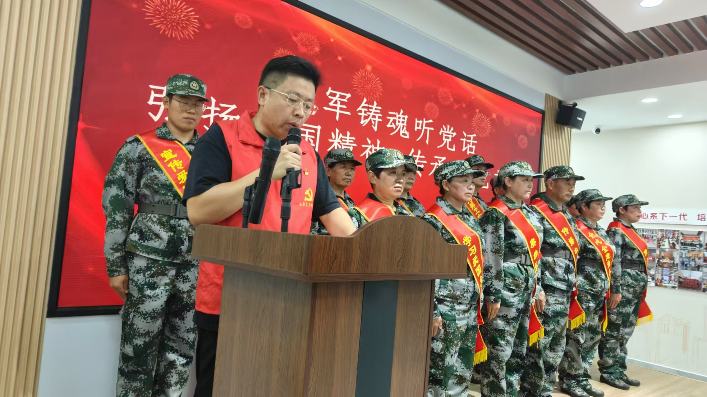 军歌嘹亮,共庆辉煌时刻