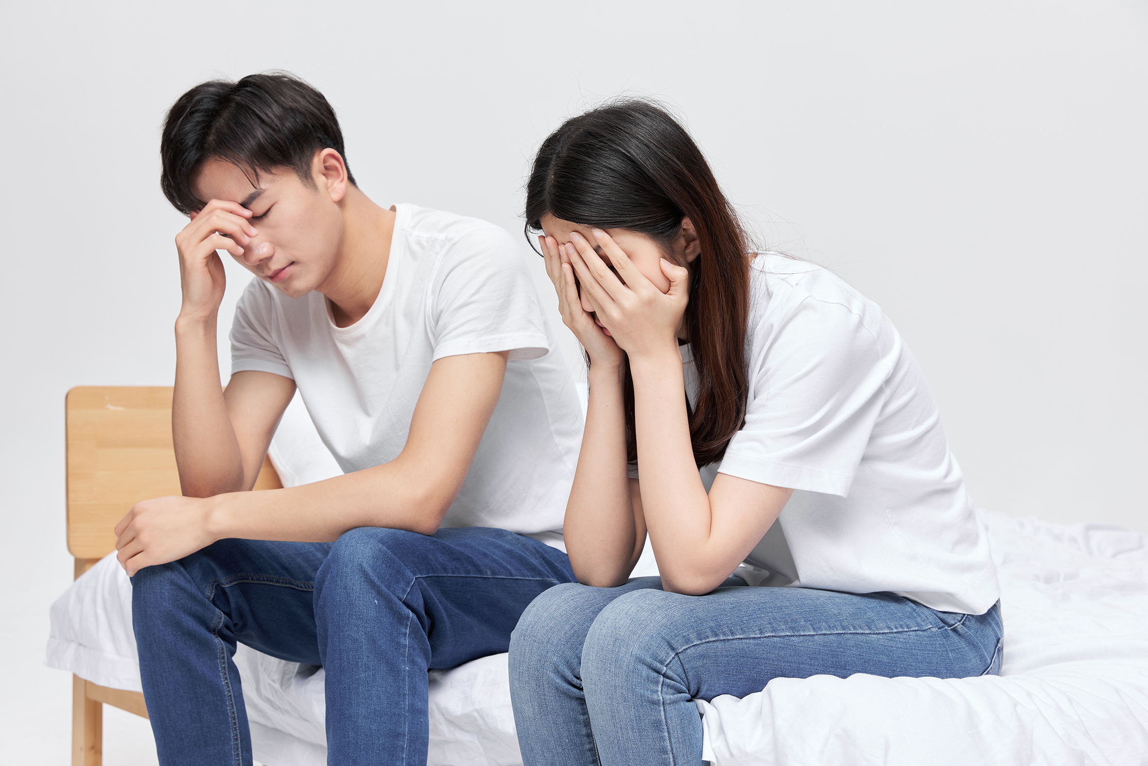 言不由衷的赞美与过分的热情 首先,最直观的表现便是那过分夸张,言不