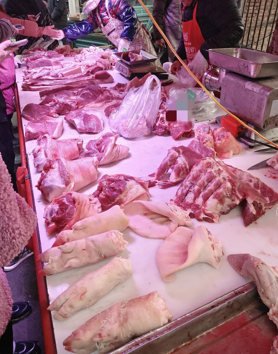 卖肉大哥说正宗农家大肥猪猪肉12一斤排骨22一斤猪蹄20一斤大肘子