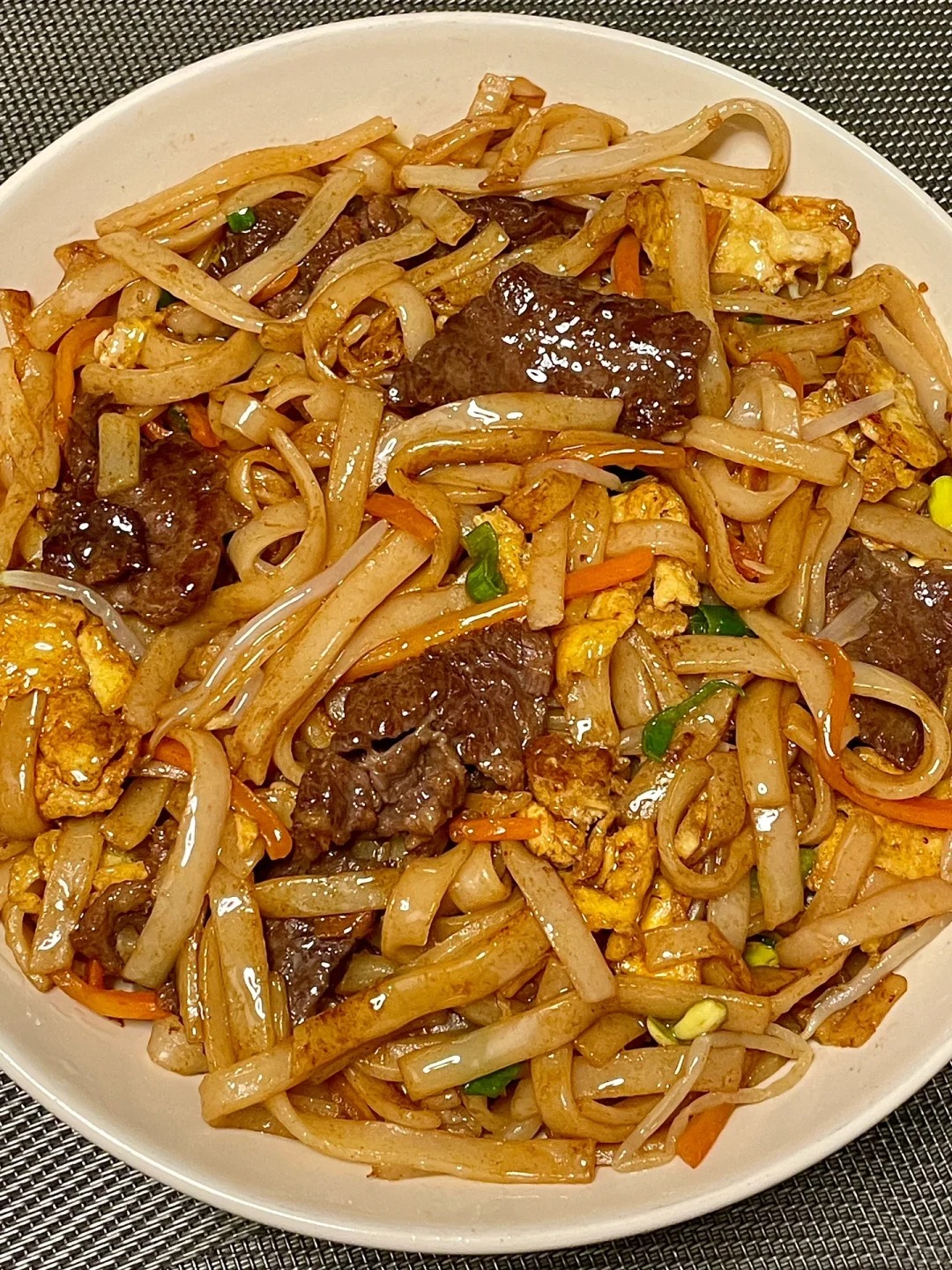 这样做出来的炒河粉味道真的不输店里的 牛肉好嫩滑