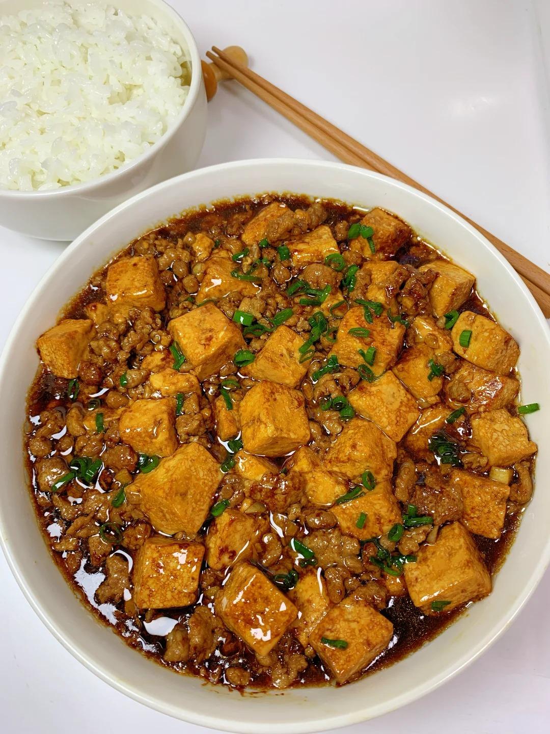 巨巨好吃的家常菜肉末豆腐 豆腐嫩滑细腻裹满酱汁 咸香可口满屋