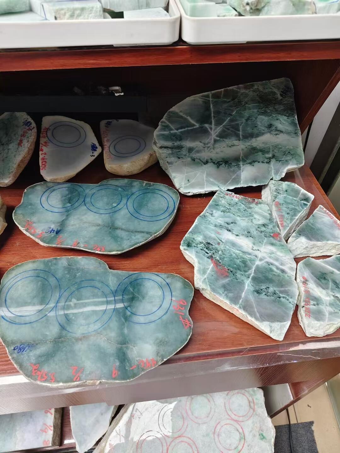 点击头像看直播# 一些#翡翠原石被送往专业加工厂,切割,打磨后制成