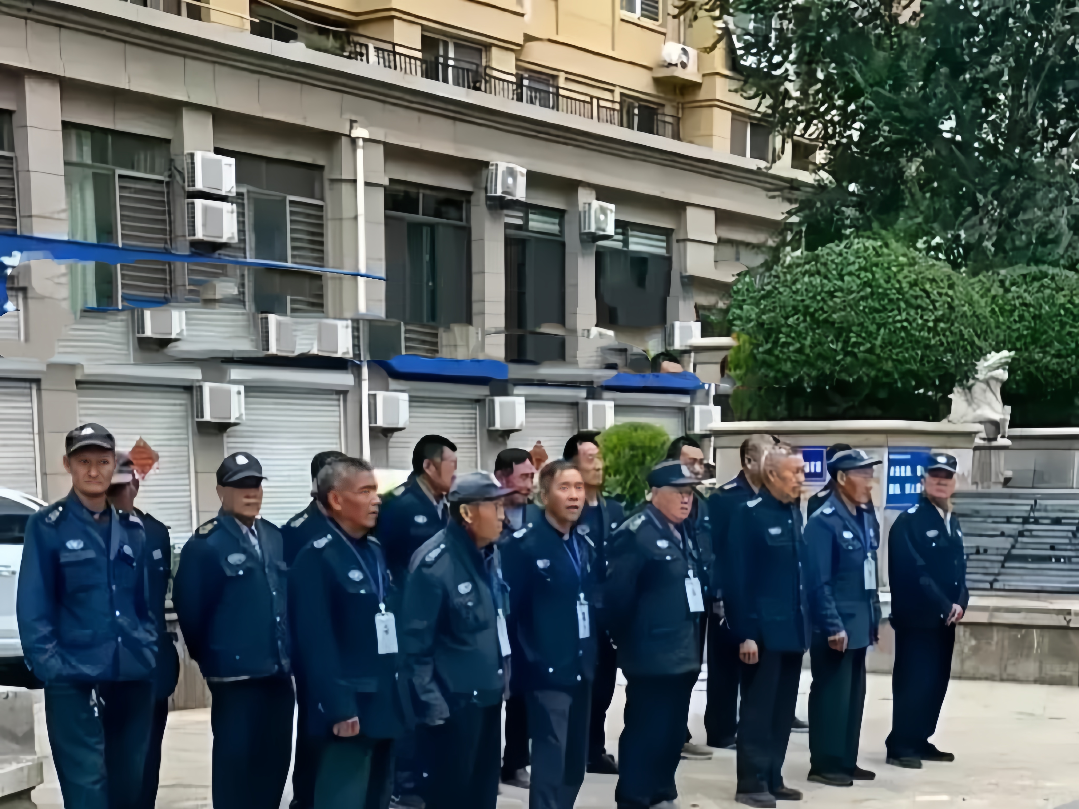 就问你们谁敢招惹这种保安,都是大爷些,你要是去招惹了,万一哪个大爷