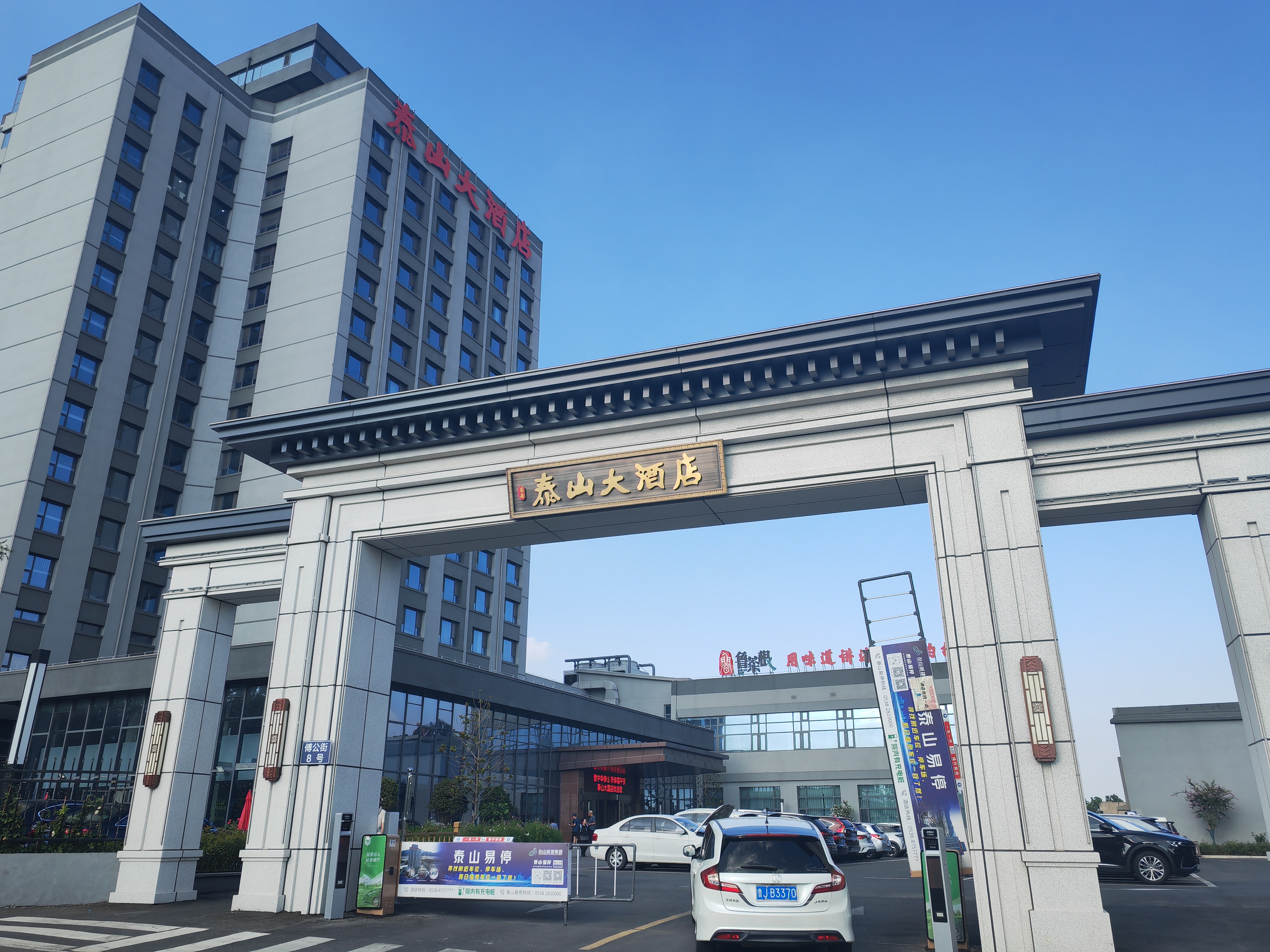 计的游客,有无处不在的苍蝇馆,小吃店,也有遍布街头的大排档,大酒店